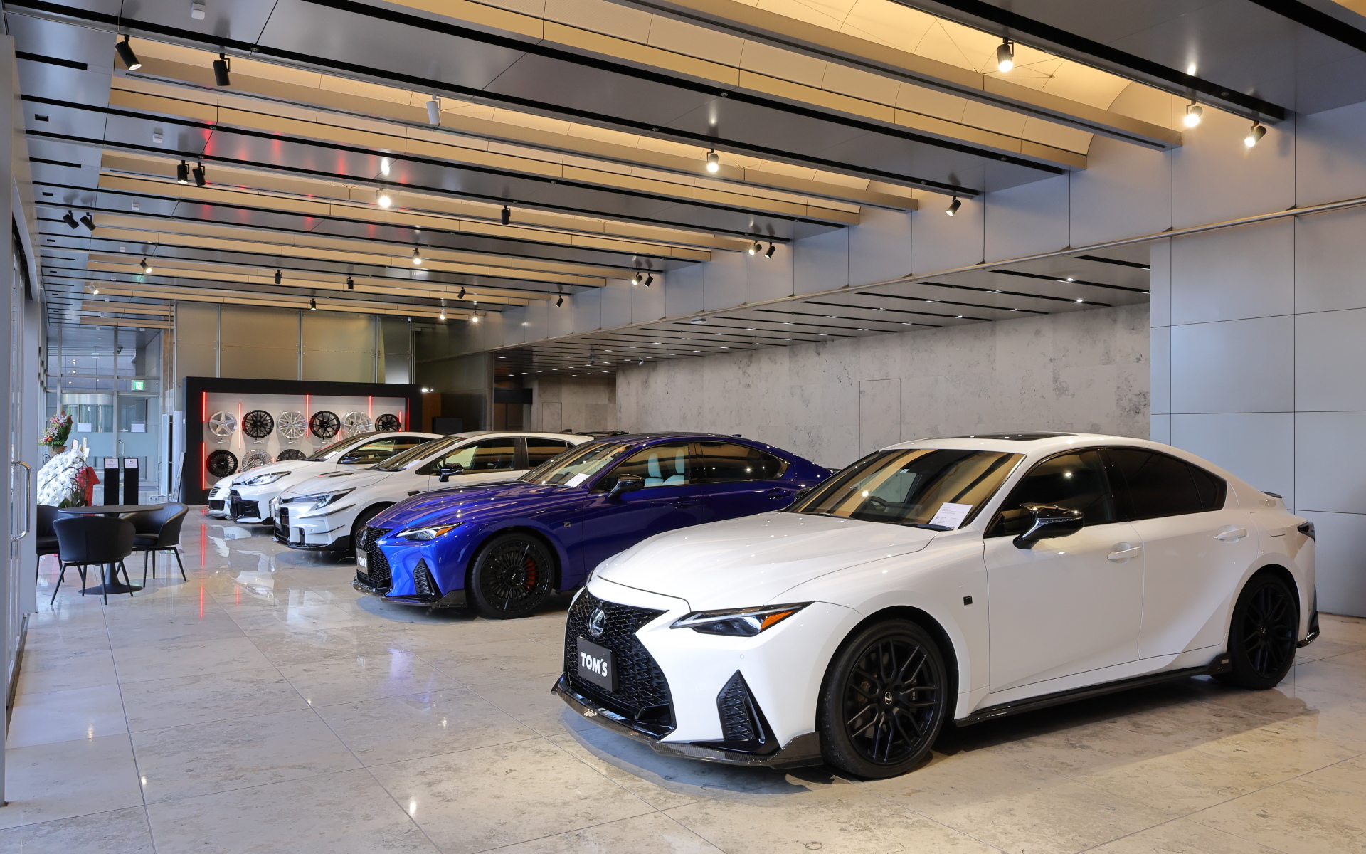 TOM'S TOKYO SHOWROOMでは、ボディの美しいライン、高品質な内装、そして細部にまでこだわったパーツの数々など、TOM'Sコンプリートカーの仕上がりを直接確認できるほか、コンプリートエンジンやグッズなども飾られている