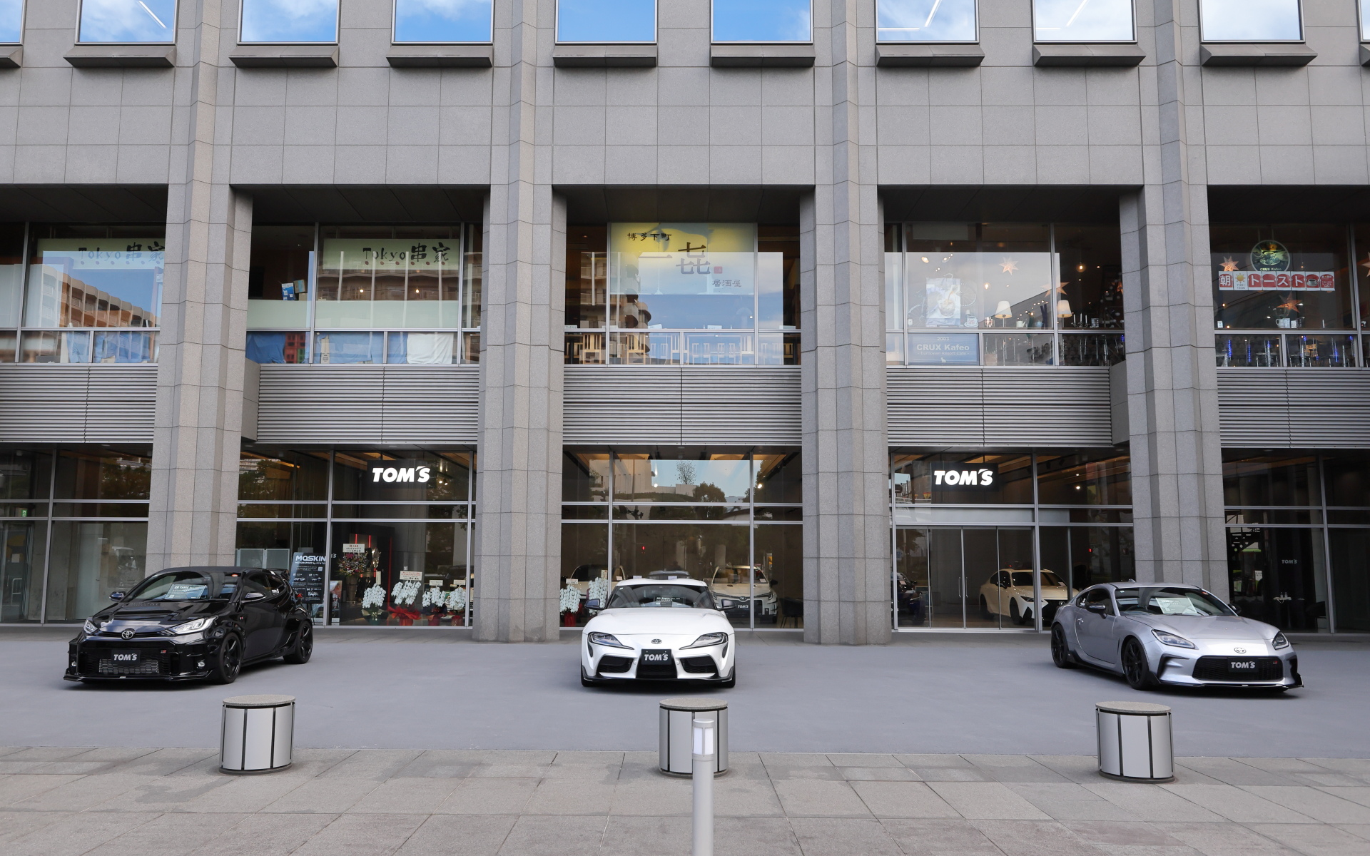 トムス東京ショールームは、〒135-0091 東京都港区台場2-3-2 台場フロンティアビル1Fにある。営業時間は10時～18時。休館日は夏期および年末年始。ゆりかもめ「お台場海浜公園」駅から徒歩1分、りんかい線「東京テレポート」駅から徒歩3分だ