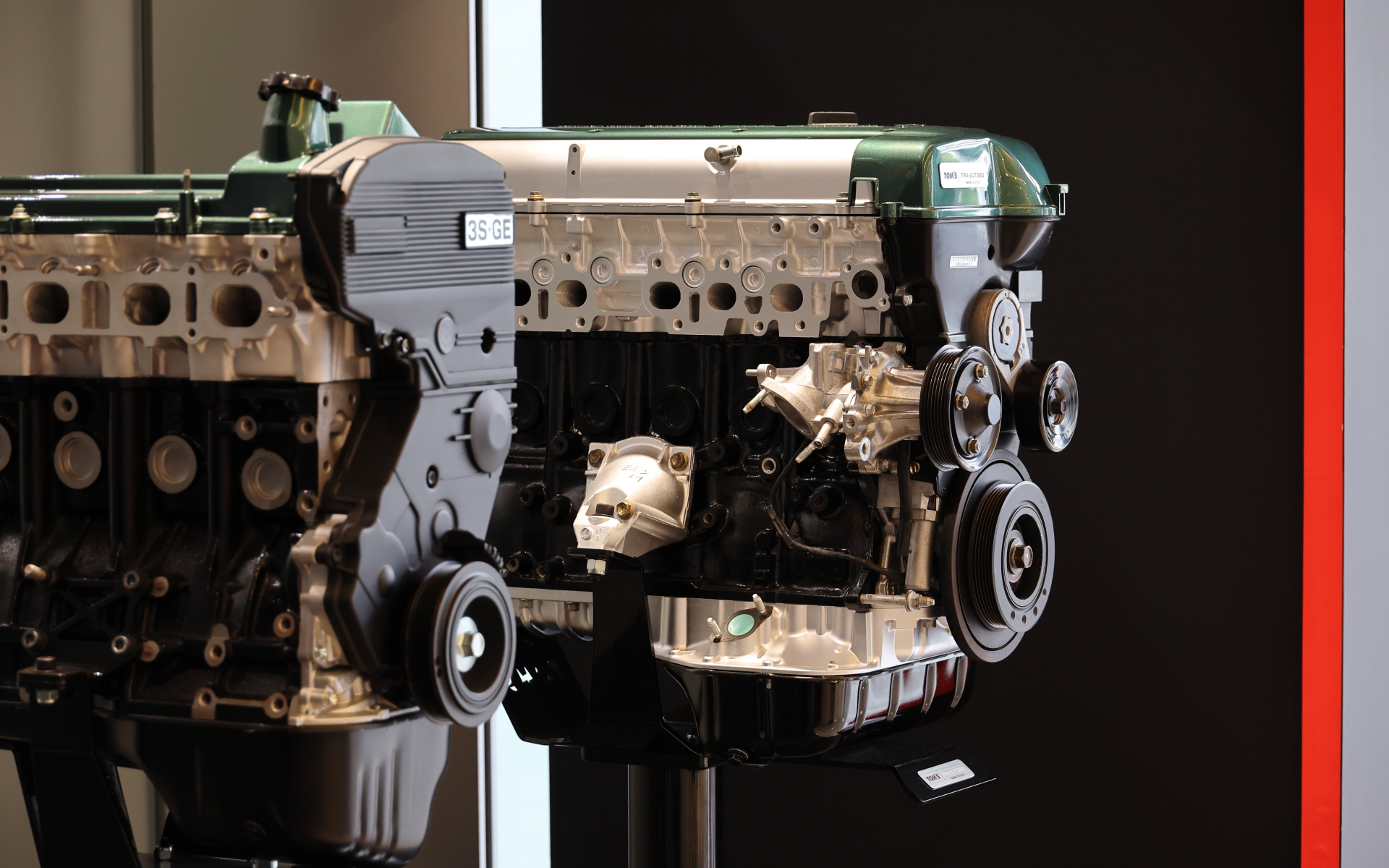 TOM'S TOKYO SHOWROOMでは、ボディの美しいライン、高品質な内装、そして細部にまでこだわったパーツの数々など、TOM'Sコンプリートカーの仕上がりを直接確認できるほか、コンプリートエンジンやグッズなども飾られている