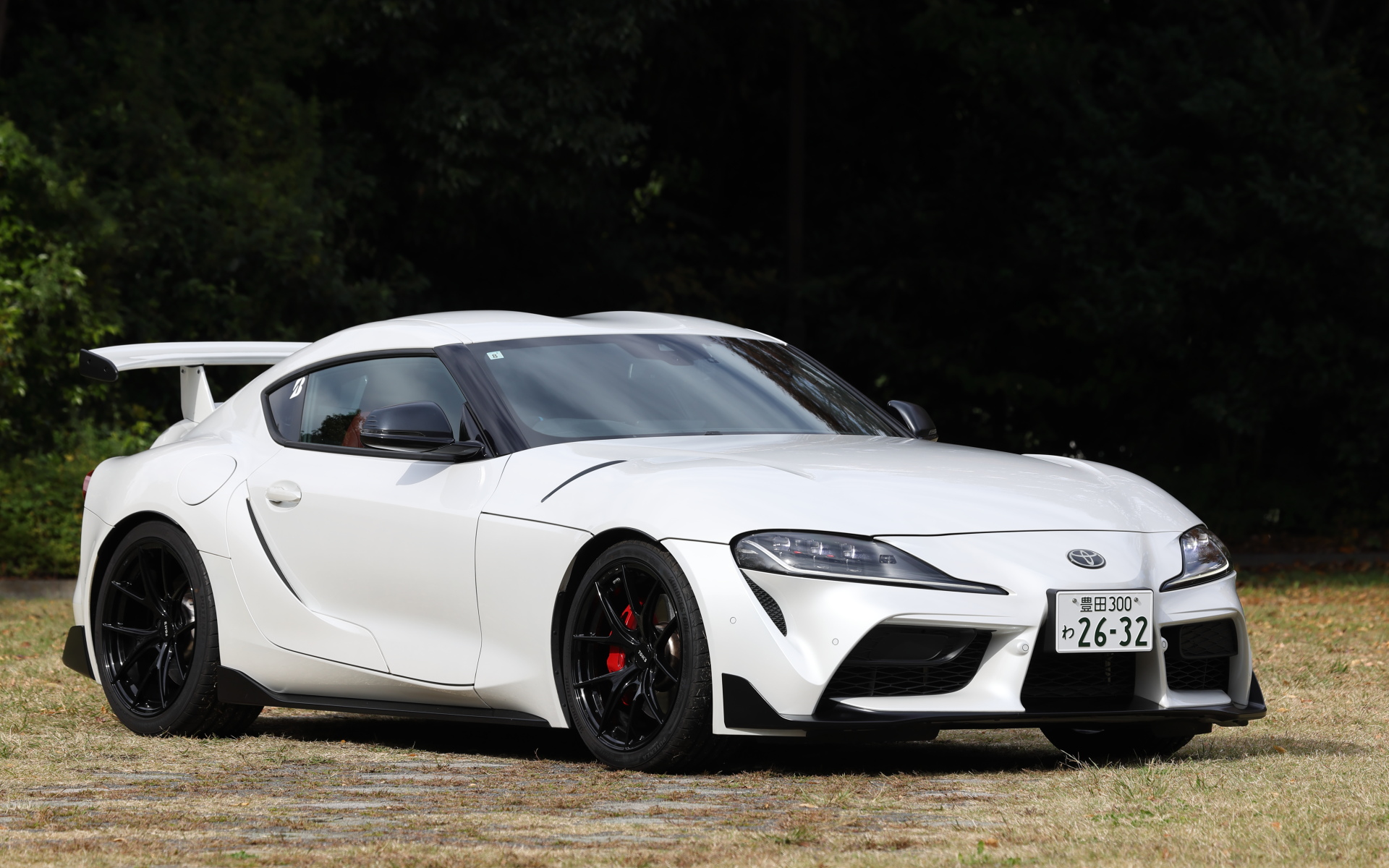 GRスープラ by TOM'S×KINTO。ボディカラーはホワイトメタリック