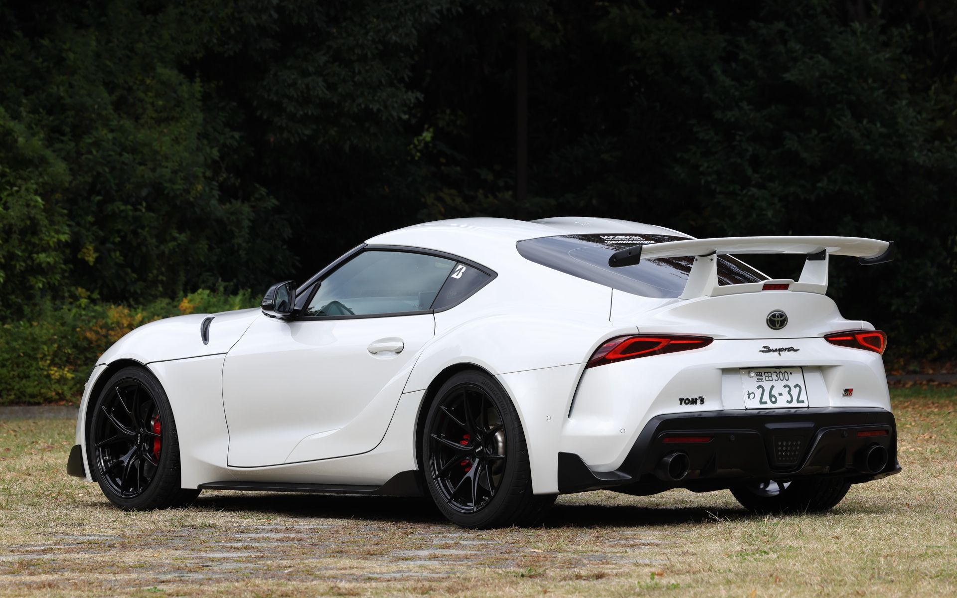 GRスープラ by TOM'S×KINTO。ボディカラーはホワイトメタリック