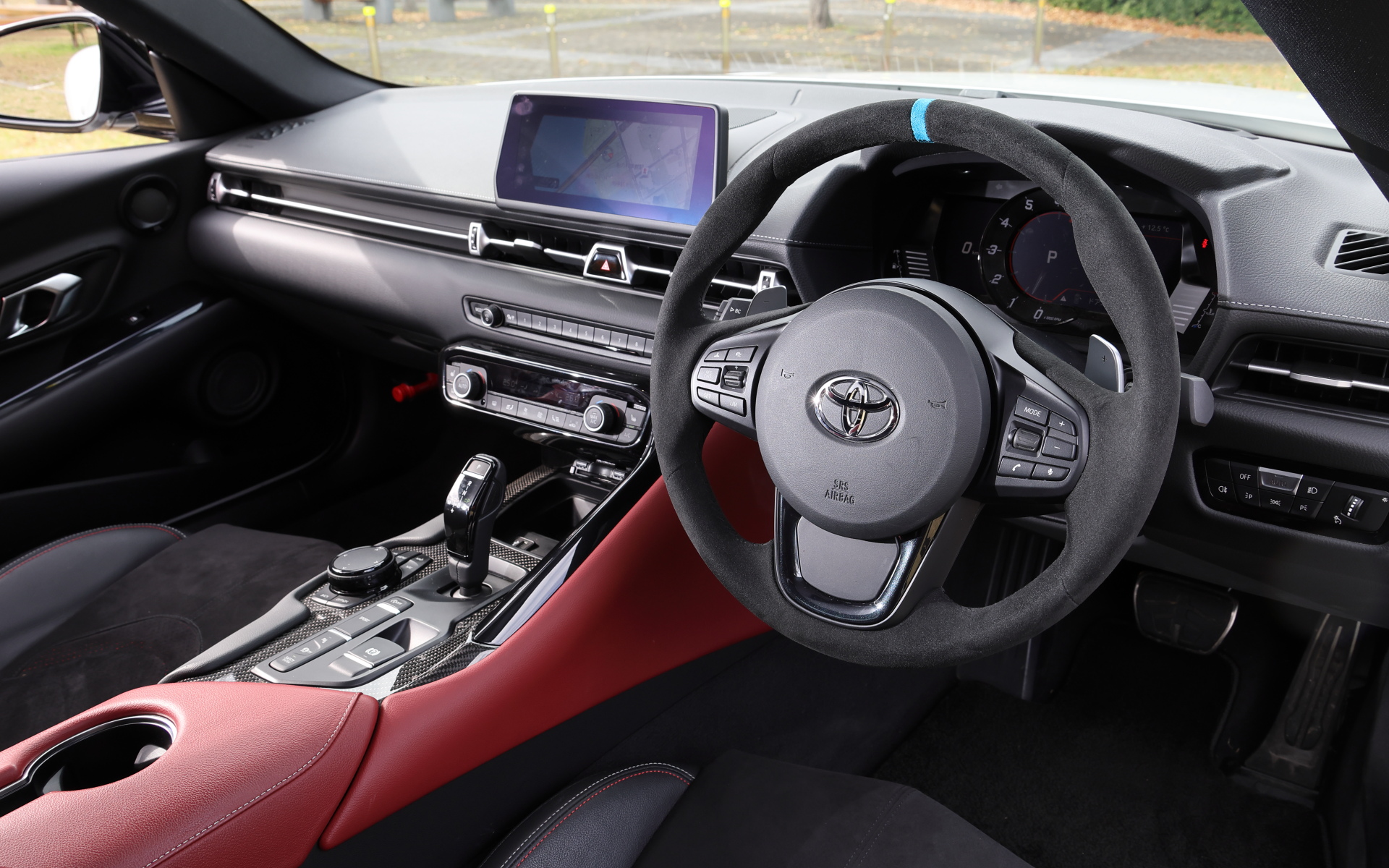 GRスープラは8速AT。460PSを2ペダルでゆったりと堪能できる。ステアリングはトムス製に交換されている