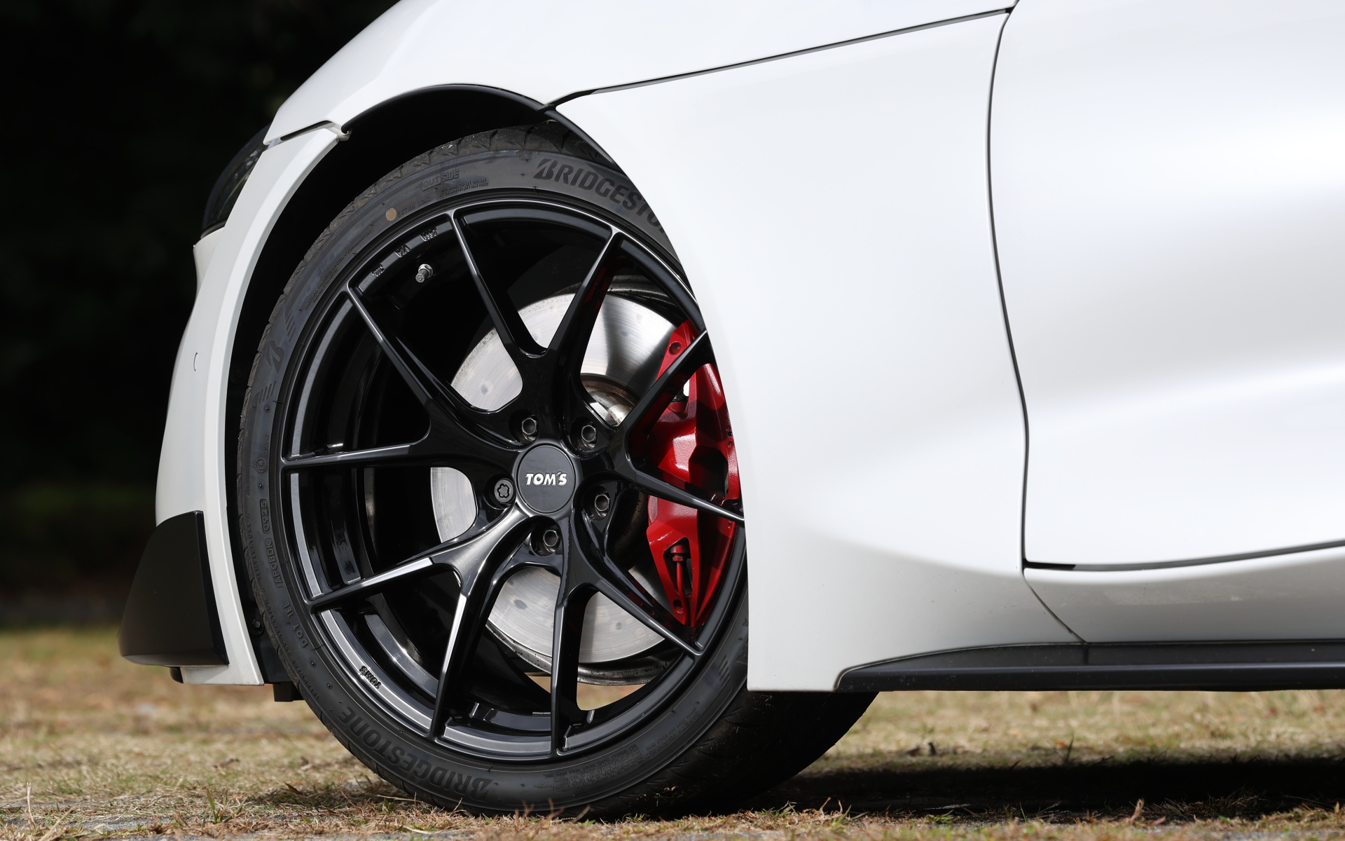 ホイールはトムスの軽量で高剛性なTWF03