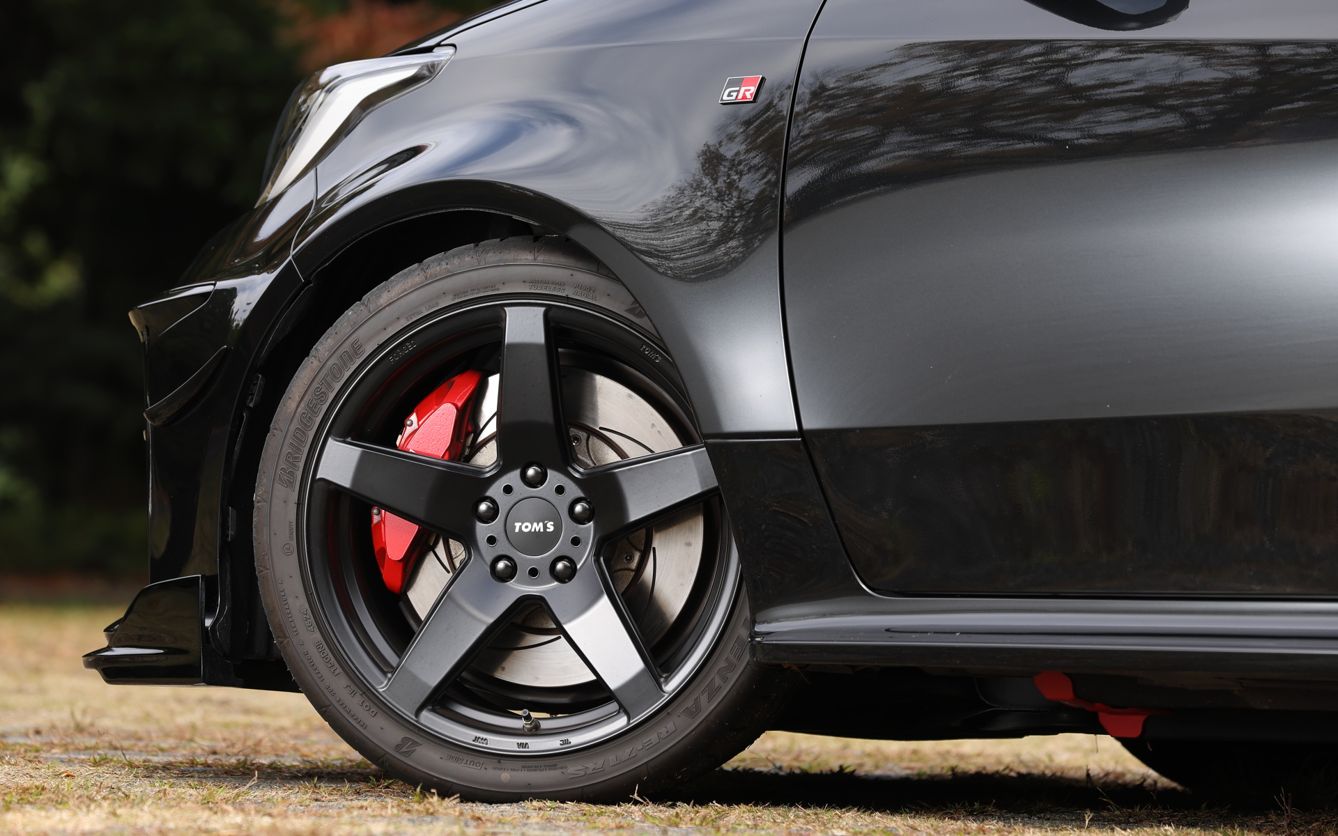 ホイールは軽量で高剛性なトムスのTWF01をチョイス