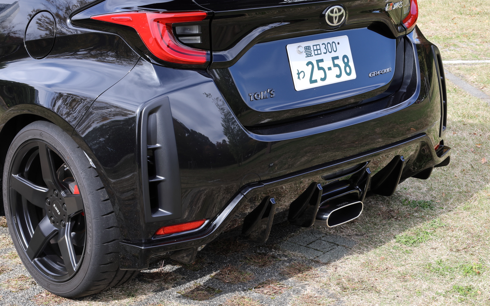 楕円形のマフラーは低速域から高速域までよどみなく吹き上がり、全域に渡ってトルクフルな走りを実現するトムス・バレル