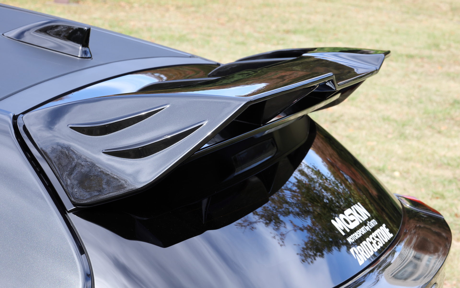 トムス製リアルーフウィング