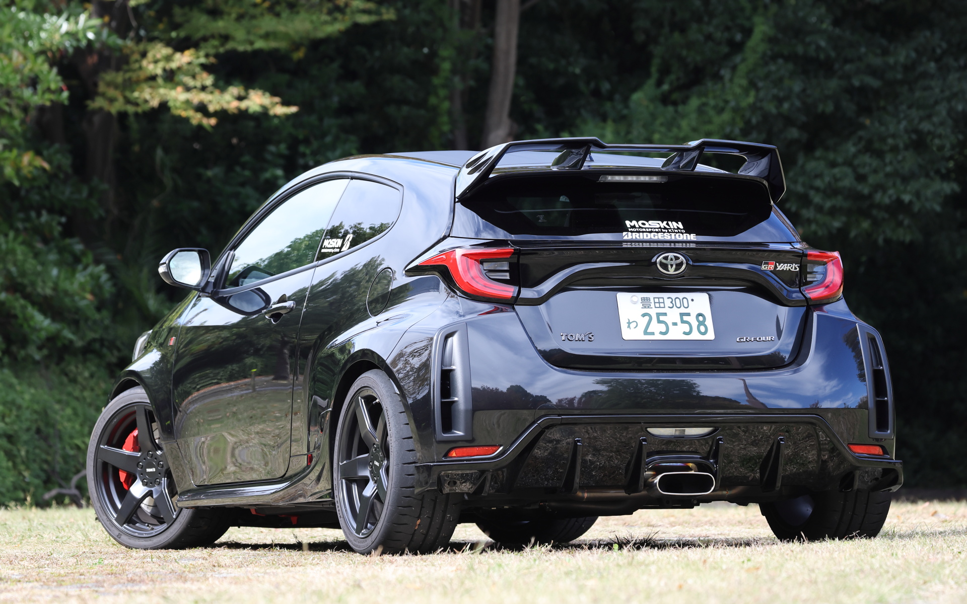 GRヤリス by TOM'S×KINTO。ボディカラーはプレシャスブラックパール