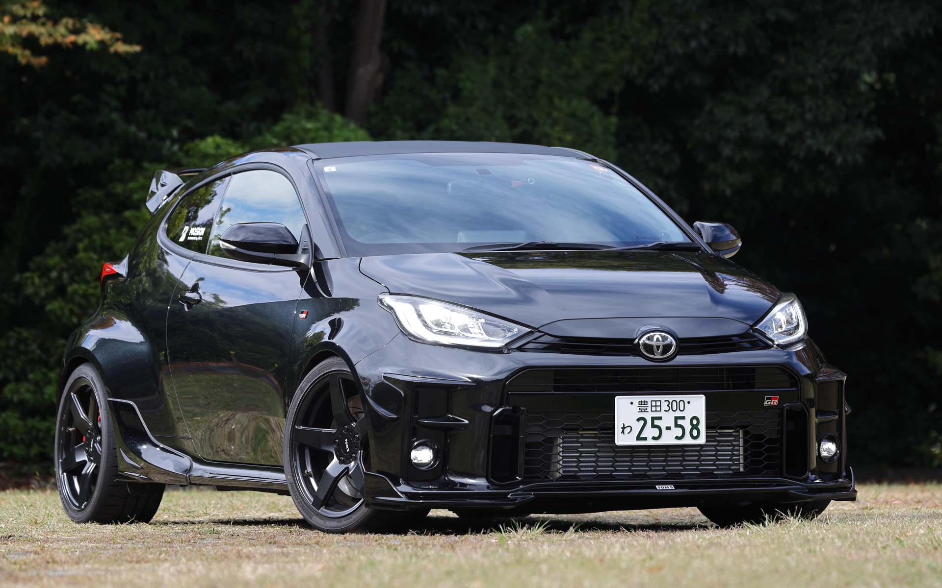 GRヤリス by TOM'S×KINTO。ボディカラーはプレシャスブラックパール