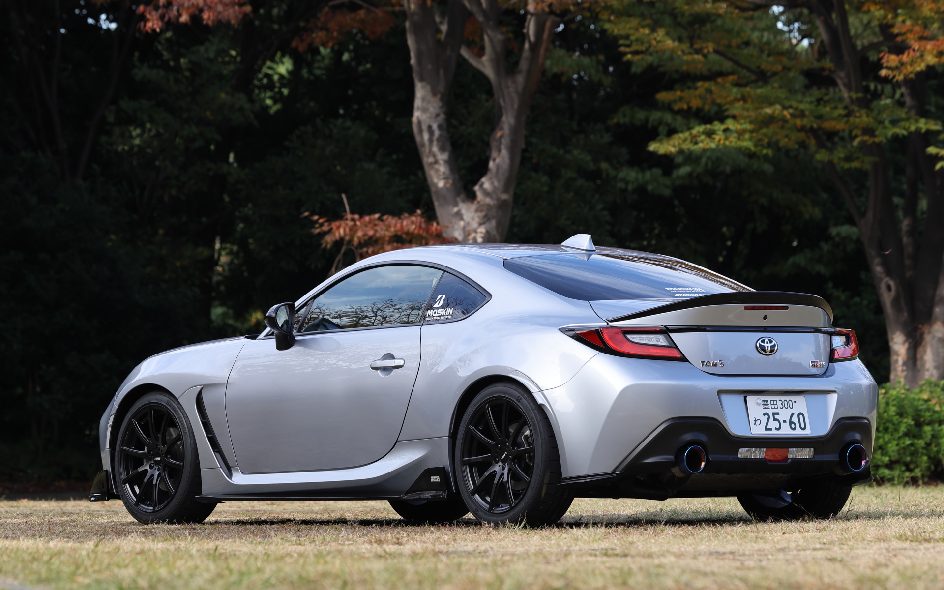 GR86 by TOM'S×KINTO。ボディカラーはアイスメタリックシルバー