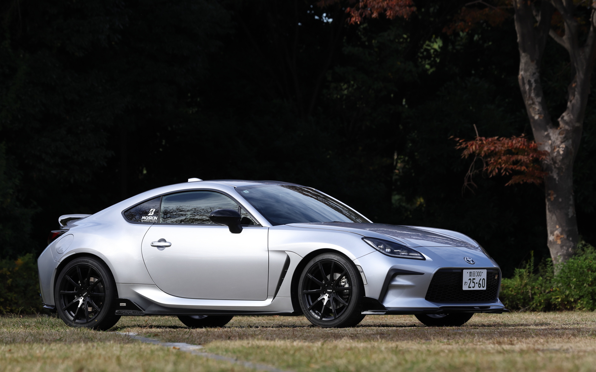 GR86 by TOM'S×KINTO。ボディカラーはアイスメタリックシルバー