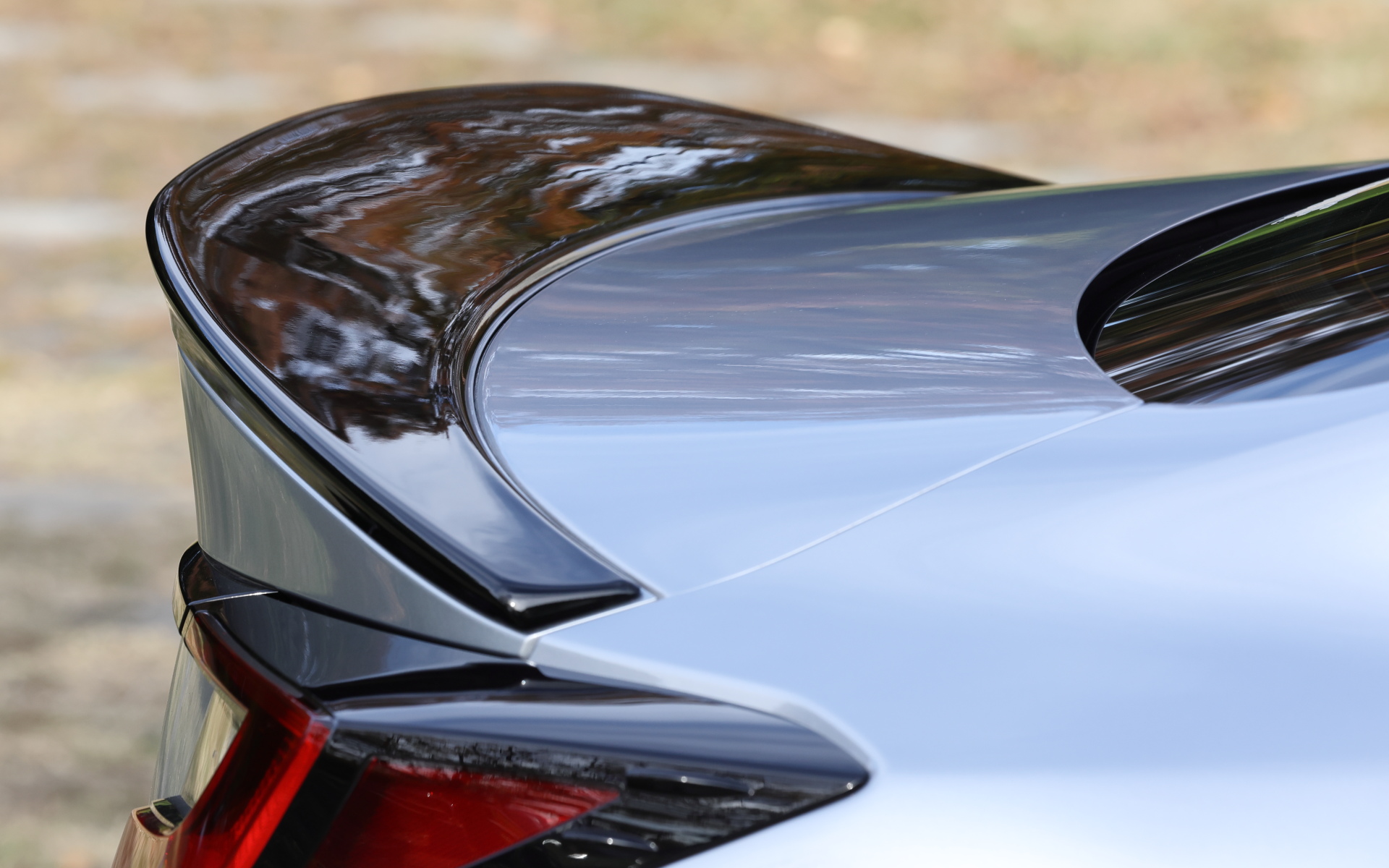 ダウンフォースを生むトランクリッドスポイラー