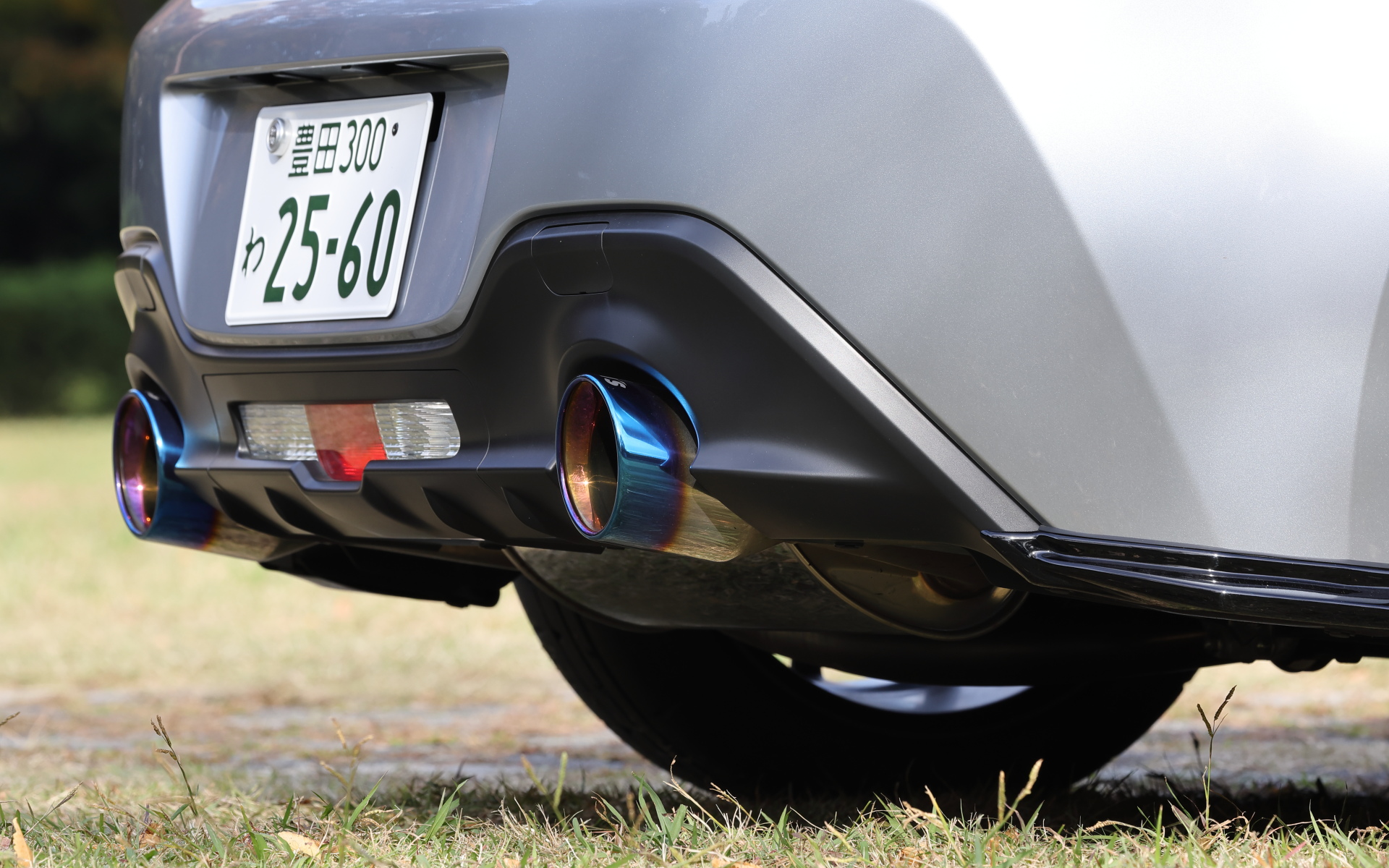 マフラーはトムス・バレル