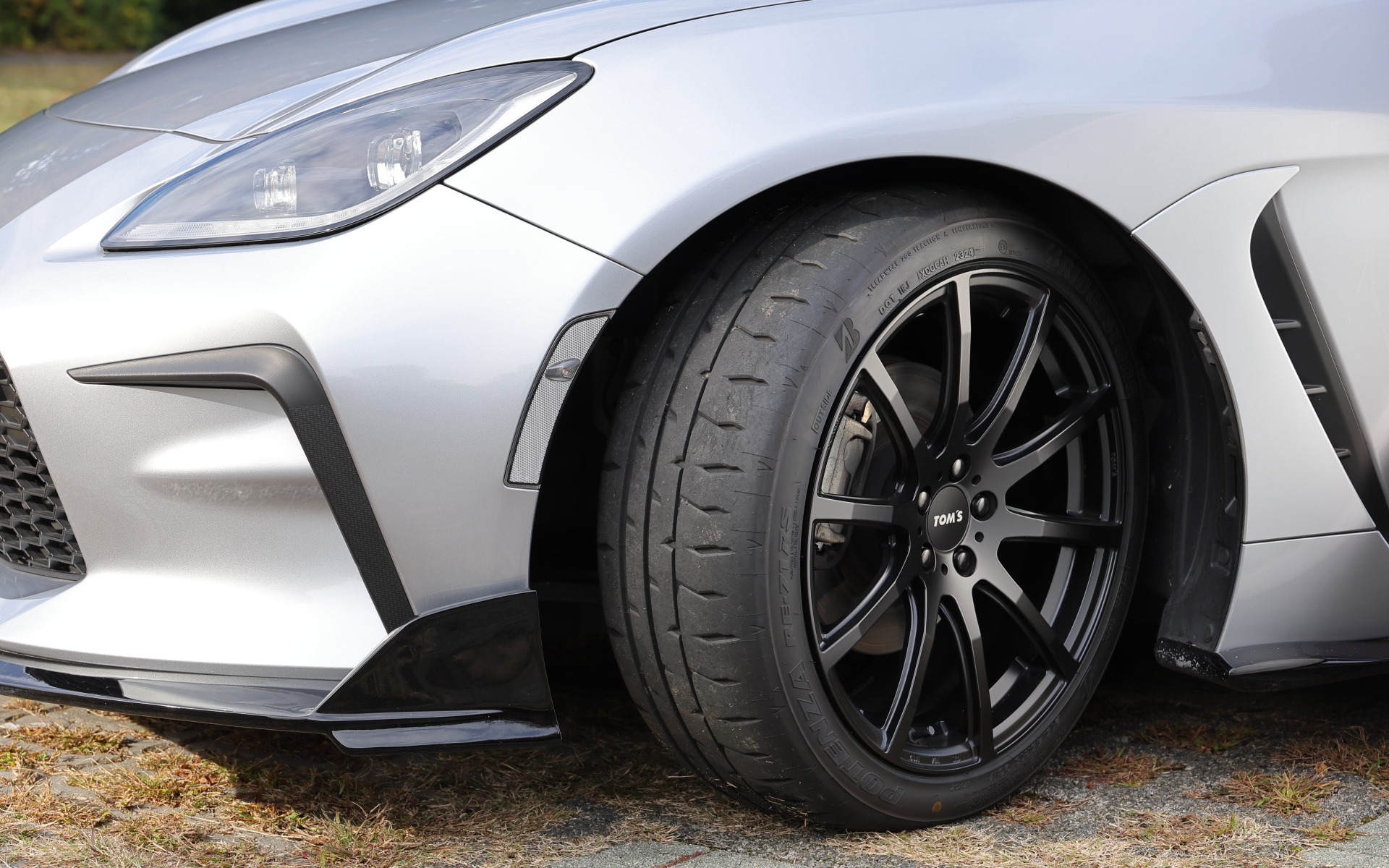 ホイールはトムスのTWF04