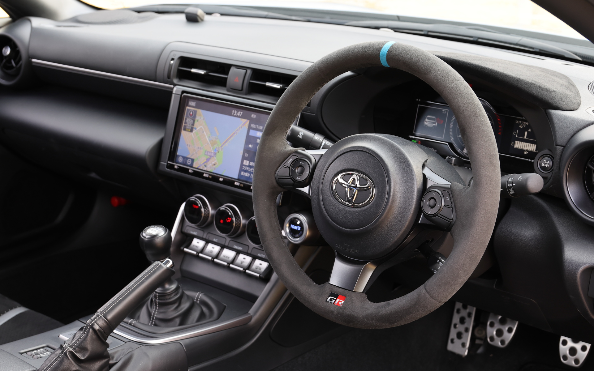 トムスオリジナルのステアリングに交換済み