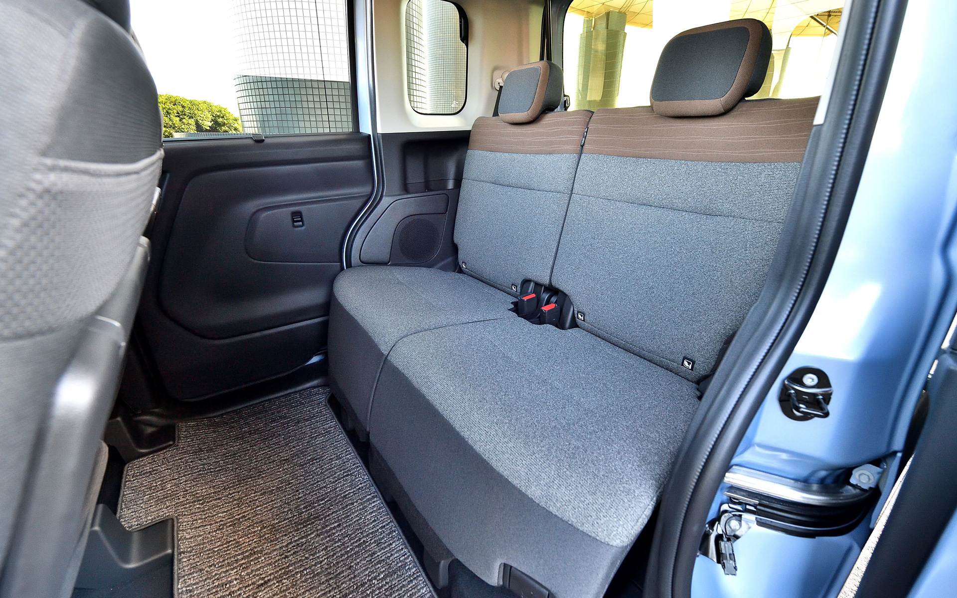 室内長は先代モデルより115mm拡大し、クラストップとなる2315mmを実現するとともに、後席ニールームについても先代モデル同様クラストップの795mmの広さを確保。後席もクラストップの最大320mmスライドさせることが可能