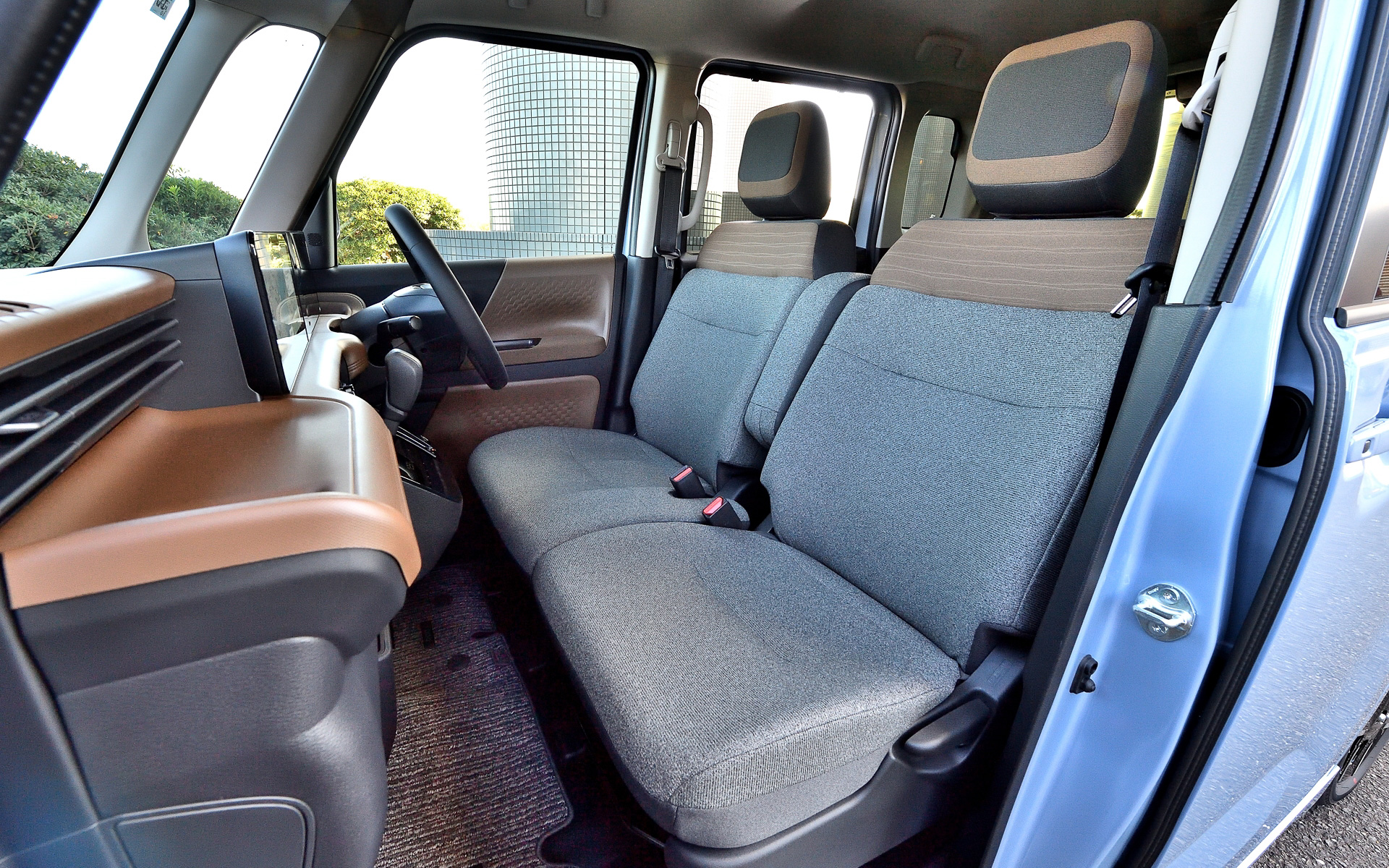 室内長は先代モデルより115mm拡大し、クラストップとなる2315mmを実現するとともに、後席ニールームについても先代モデル同様クラストップの795mmの広さを確保。後席もクラストップの最大320mmスライドさせることが可能