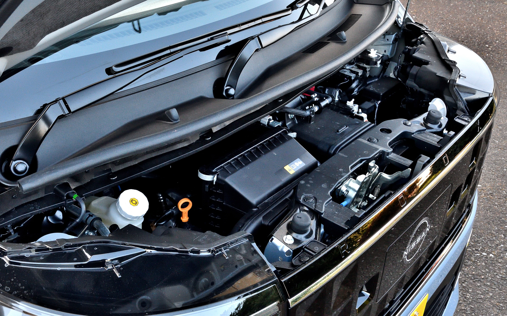 ターボモデルが搭載する直列3気筒DOHC 0.66リッターターボエンジンは最高出力47kW（64PS）/5600rpm、最大トルク100Nm（10.2kgfm）/2400-4000rpmを発生。WLTCモード燃費は19.3km/L