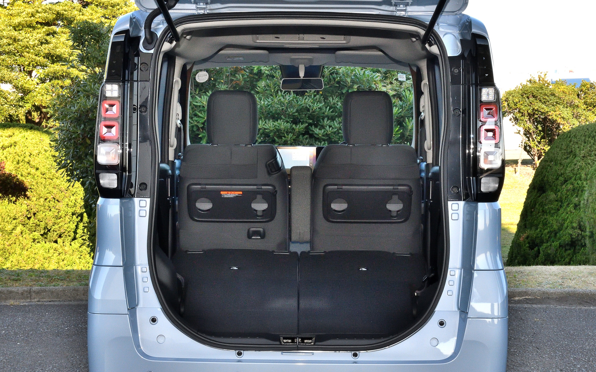 ラゲッジスペースもクラストップの荷室最大長675mmを確保し、48Lのスーツケースを同時に4個積載しつつ、大人4人が広々と過ごせる空間を作り上げた