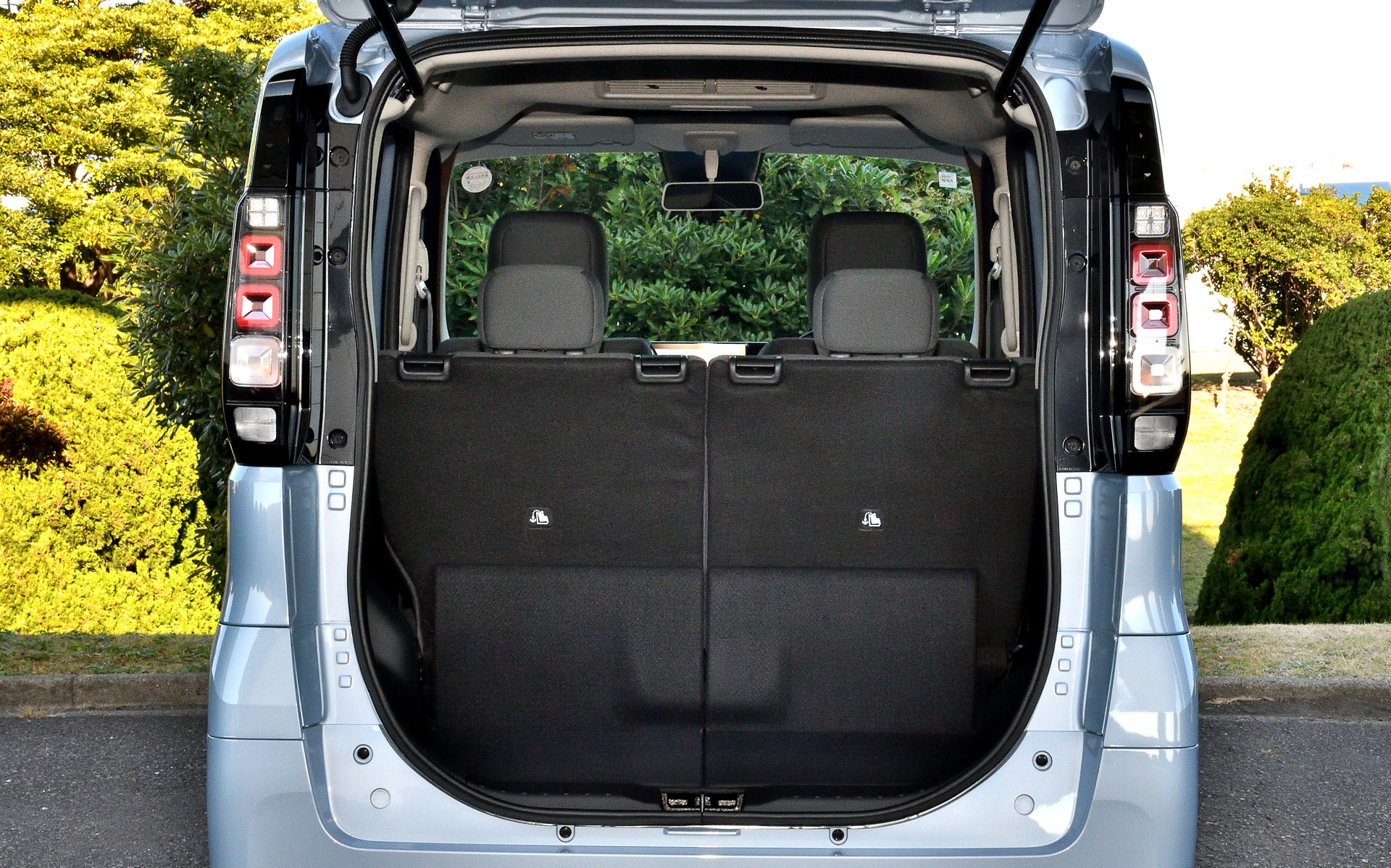 ラゲッジスペースもクラストップの荷室最大長675mmを確保し、48Lのスーツケースを同時に4個積載しつつ、大人4人が広々と過ごせる空間を作り上げた