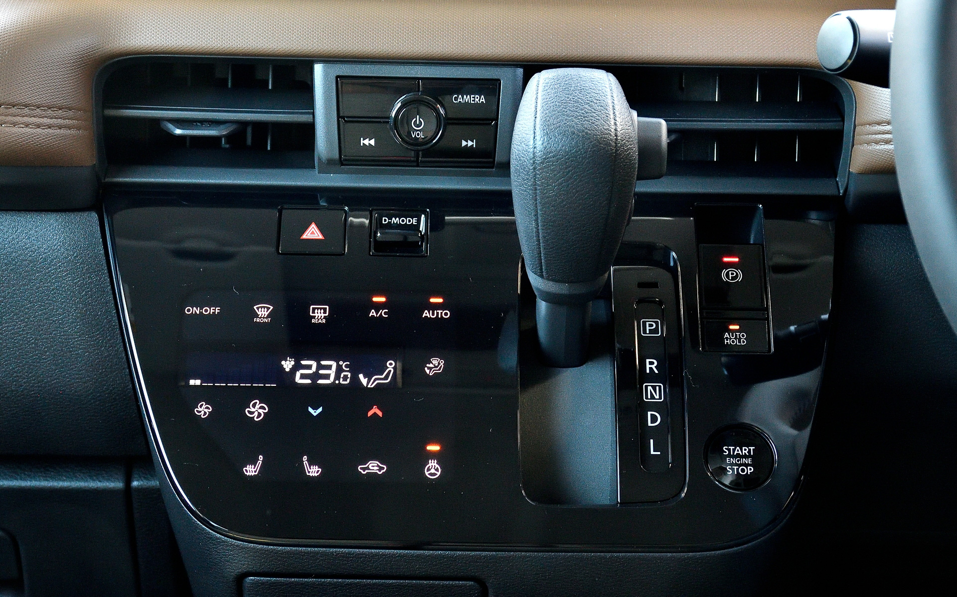 インテリアでは乗る人全員がリラックスできる居心地のよい空間を目指し、インパネには軽自動車初となる12.3インチの大型統合型インターフェースディスプレイを採用。クラスを超えた先進性と上質感を演出している