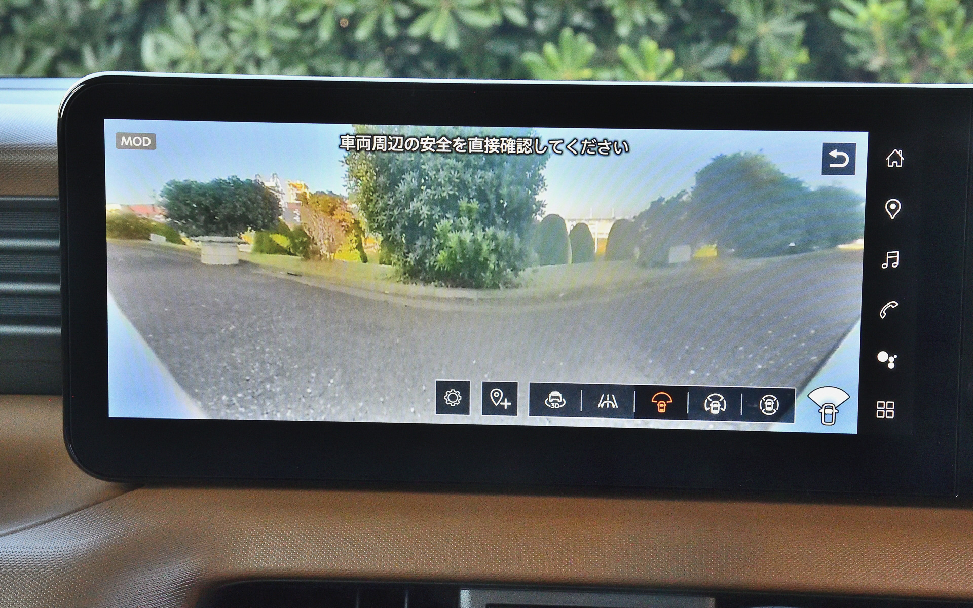 「インテリジェント アラウンドビューモニター」では、本来は見えない車体下の映像を生成する軽自動車初の機能となる「インビジブルフードビュー」を備えるとともに、車両の周辺状況を3D映像でより直感的に確認できる「3Dビュー」、交差点などで運転席から死角になる前方の左右をサポートする「フロントワイドビュー」といった表示機能が搭載された