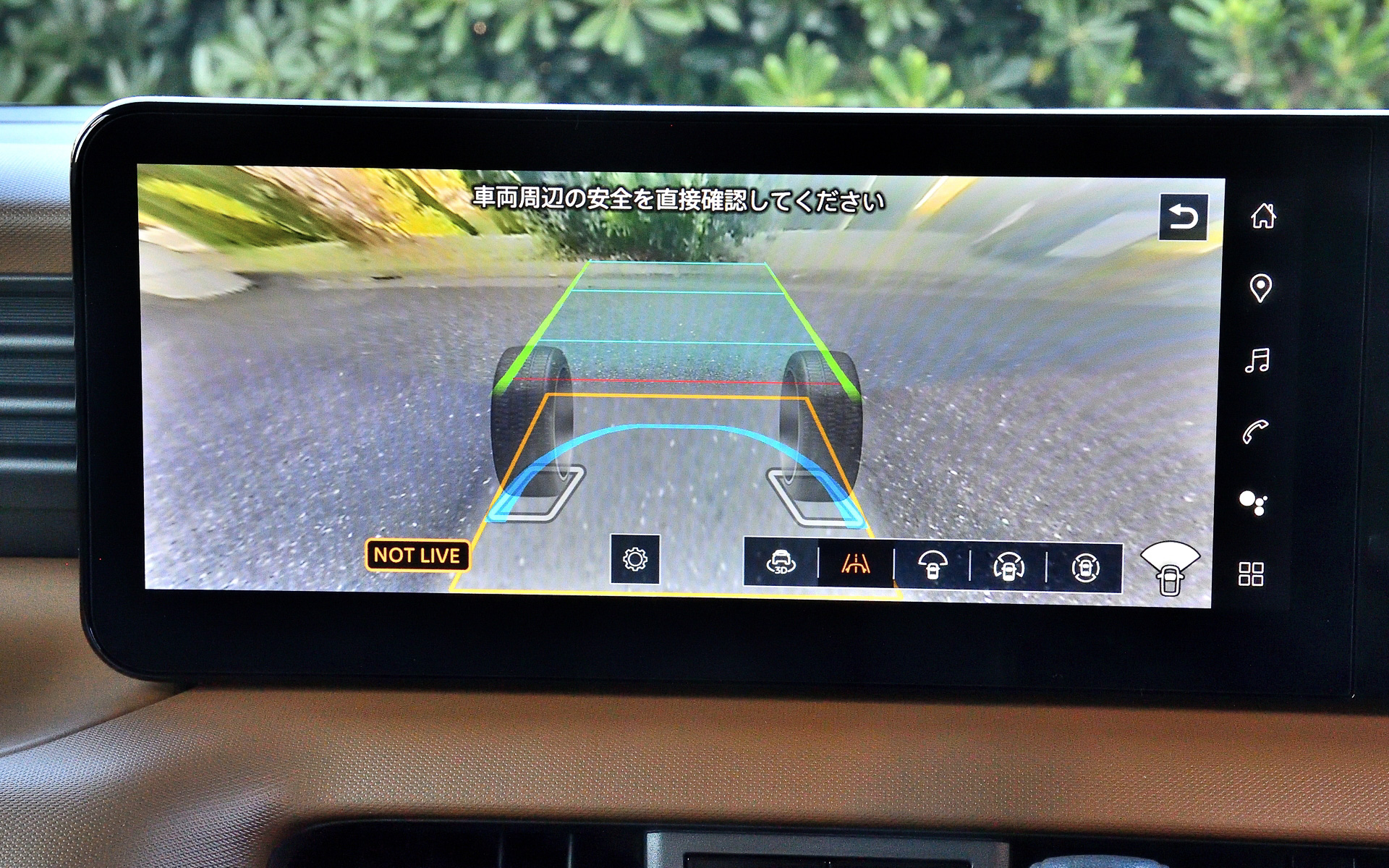 「インテリジェント アラウンドビューモニター」では、本来は見えない車体下の映像を生成する軽自動車初の機能となる「インビジブルフードビュー」を備えるとともに、車両の周辺状況を3D映像でより直感的に確認できる「3Dビュー」、交差点などで運転席から死角になる前方の左右をサポートする「フロントワイドビュー」といった表示機能が搭載された