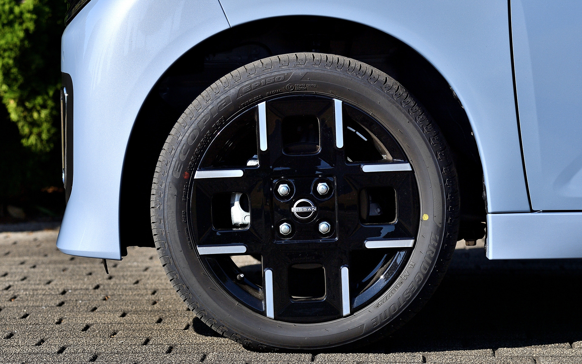 ターボモデルのホイールは15インチ仕様（165/55R15）