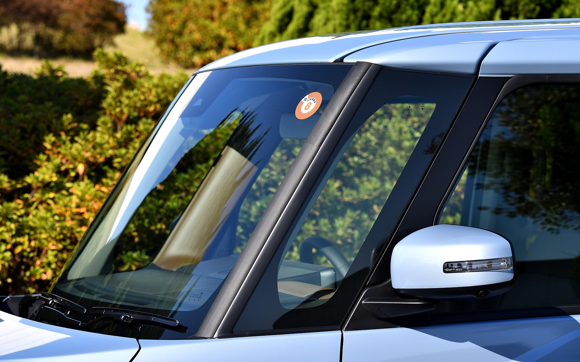 新型ルークスではAピラーを立てることでルーフを前方に出し、ロングキャビンになった