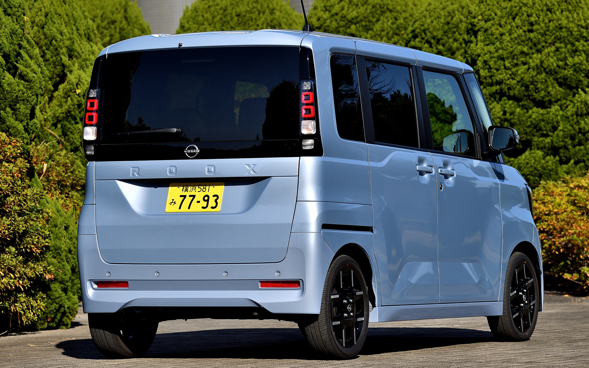 今回試乗したのは日産と三菱自動車工業の合弁会社NMKVのマネジメントのもと、日産が企画、開発を行なったスーパーハイトワゴンの新型「ルークス」。写真は「ハイウェイスター G ターボ プロパイロットエディション」（224万9500円/2WD）でボディサイズは3395×1475×1785mm（全長×全幅×全高）、ホイールベースは2495mm。なお、新型ルークスは11月30日時点で受注台数が2万2000台を突破し、好調な滑り出しを見せている