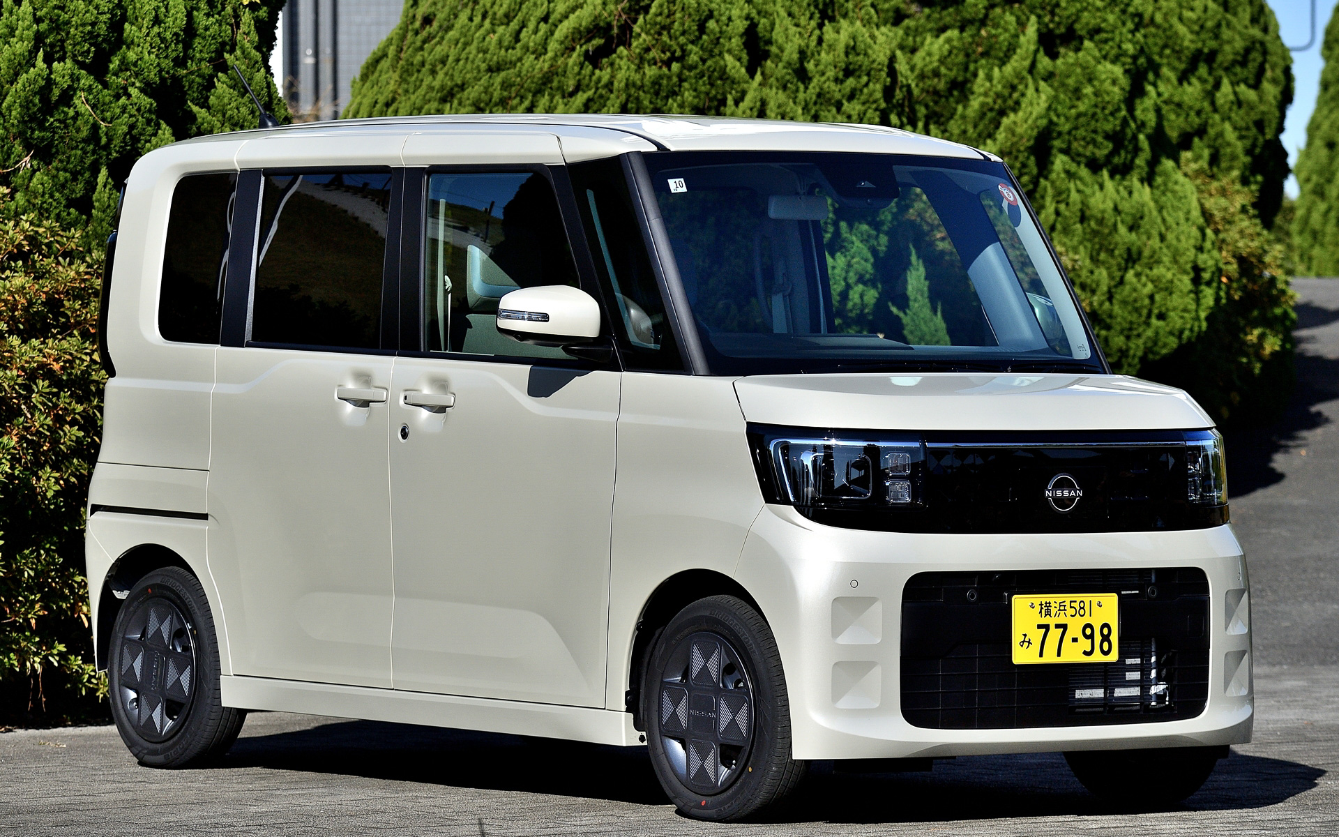 こちらは自然吸気モデルの「X」（173万9100円/2WD）。ボディカラーはフローズンバニラパール