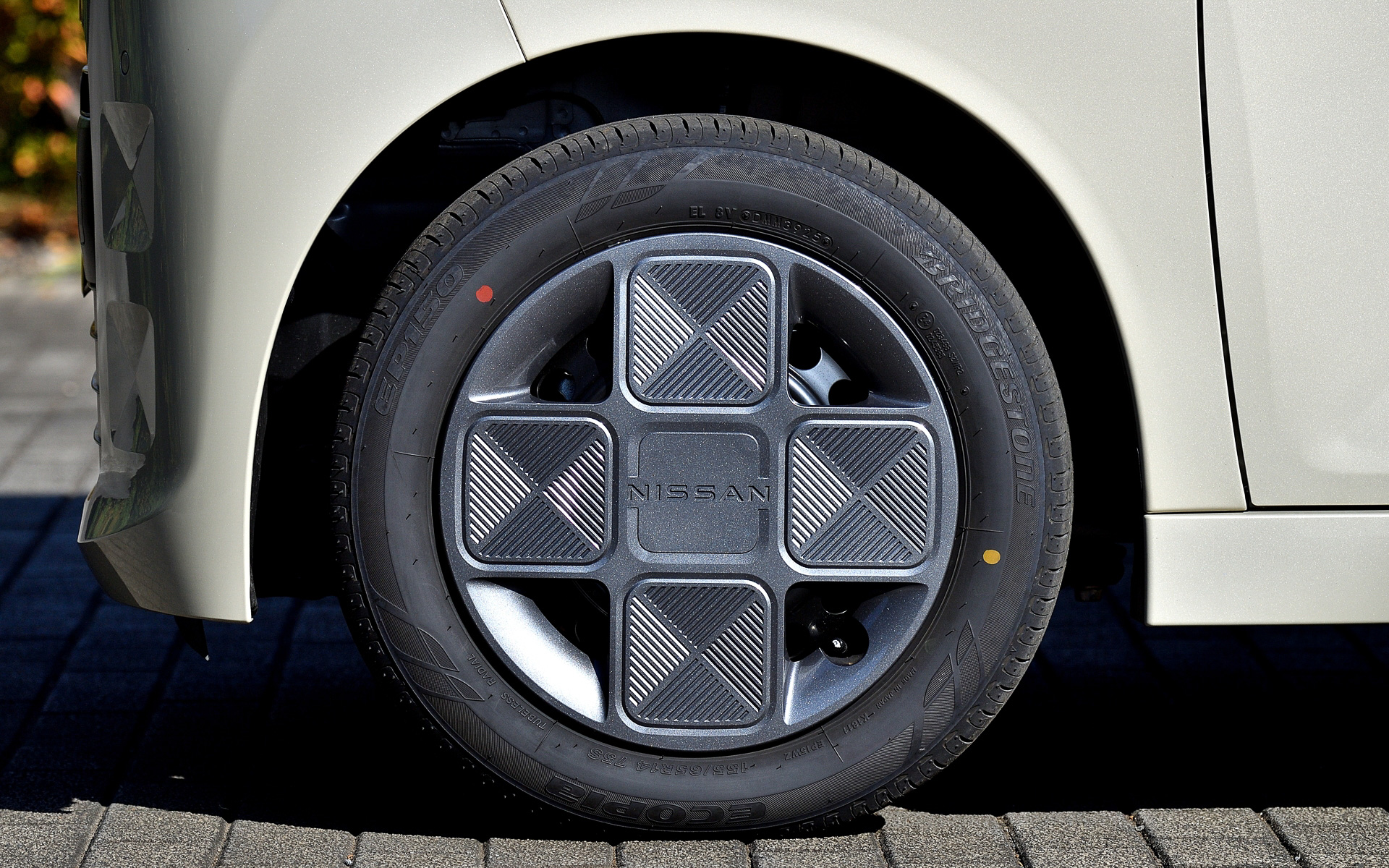 自然吸気モデルは14インチホイール（155/65R14）をセット