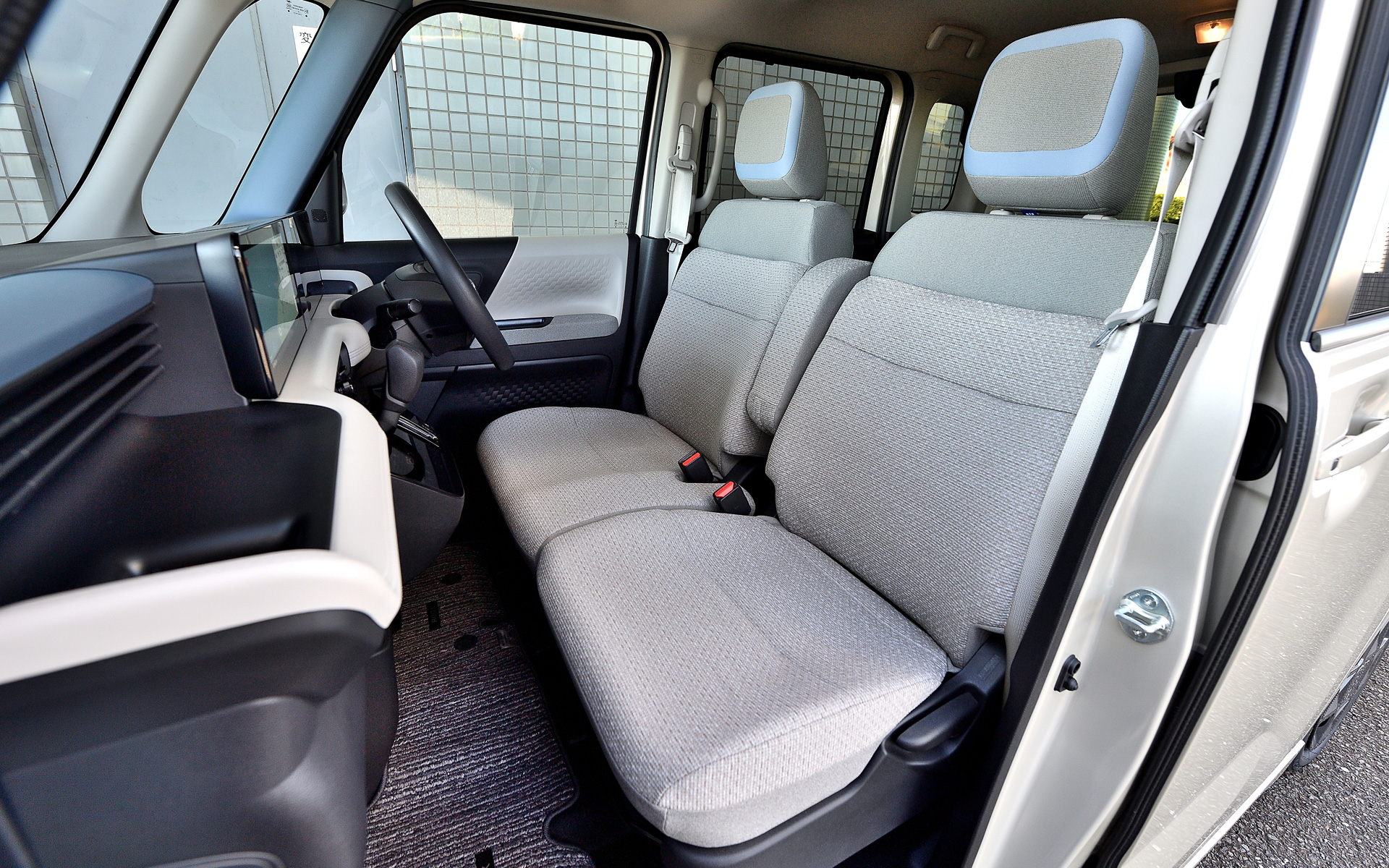 シートトリムには柔らかい肌触りと伸縮性により、しっかりと体を包み込むメランジ生地を採用し、自宅のソファのような快適性を目指した。後席はシートの着座接地面を拡大し、体圧をより分散させるように改良するとともに、振動吸収性に優れる高密度のウレタンを採用