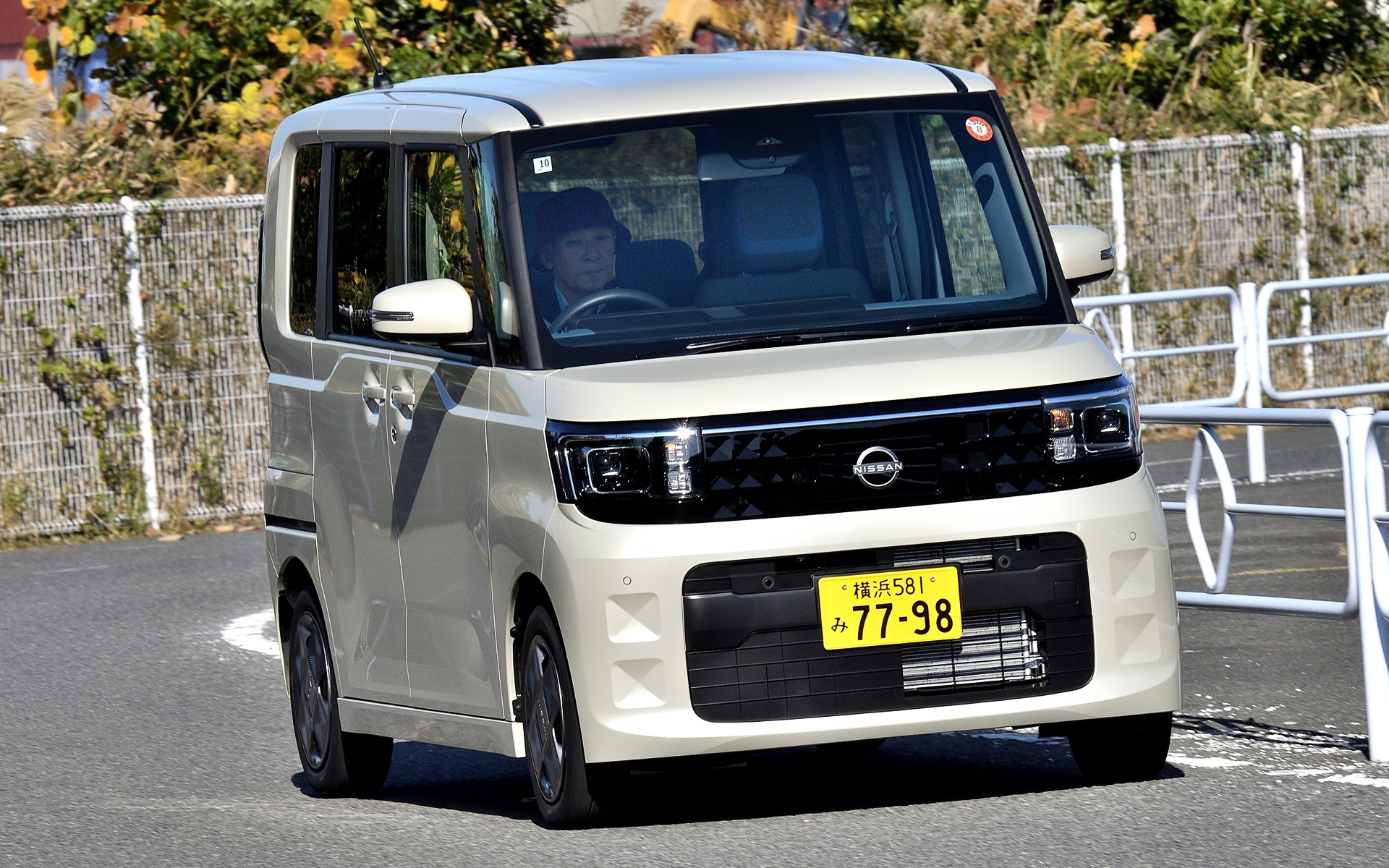 突起乗り下げ時のサスペンションの追従性がよく、バネ上の動きはさらにフラット感が高くなった