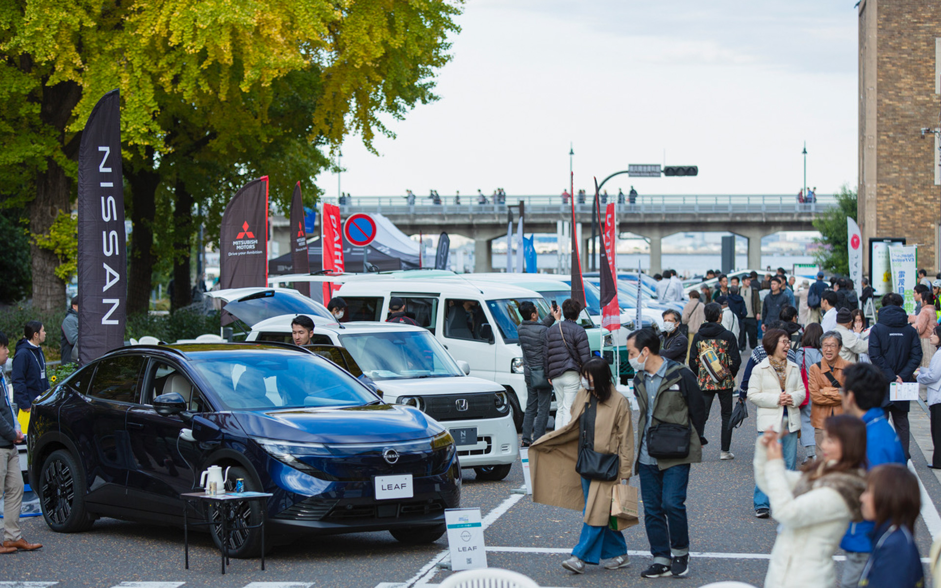 横浜市の神奈川県庁前、日本大通りを一部閉鎖して開催された「Japan EV Festival 2025」。発表されたばかりの新型「リーフ」といった最新モデルから、テスラのサイバートラックなどのオーナー車など、たくさんの展示モデルやEVライフスタイルサービスのブースで賑わいました（写真：樋口涼）