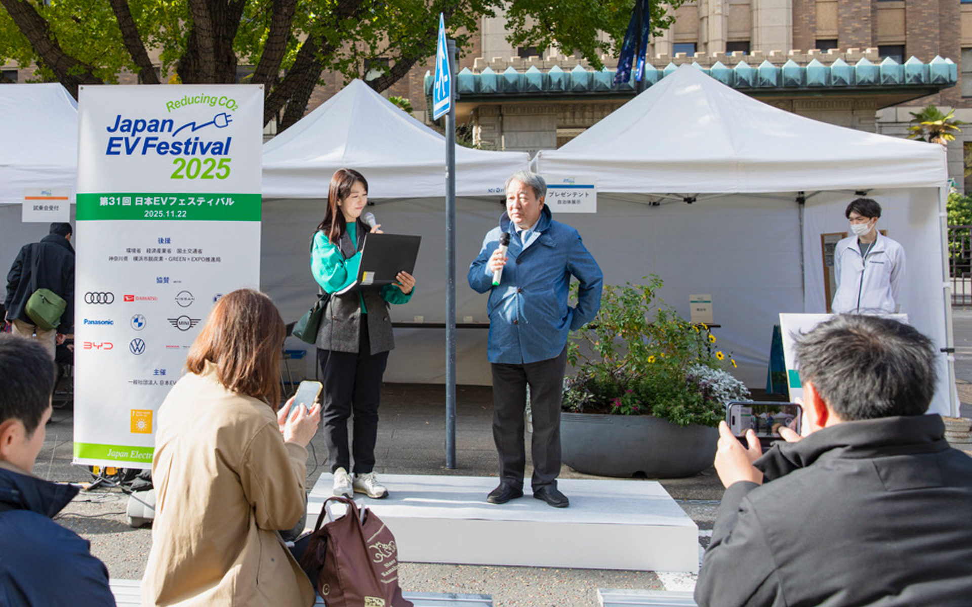 屋外ステージでは出展メーカーの皆さんが来場者にプレゼンテーション。そのMCを担当させていただきました。写真はBYDの名物広報マンである池畑さん。昔からの顔馴染みでもあるので、ついついぶっちゃけ居酒屋トークになってしまいました（笑）（写真：樋口涼）