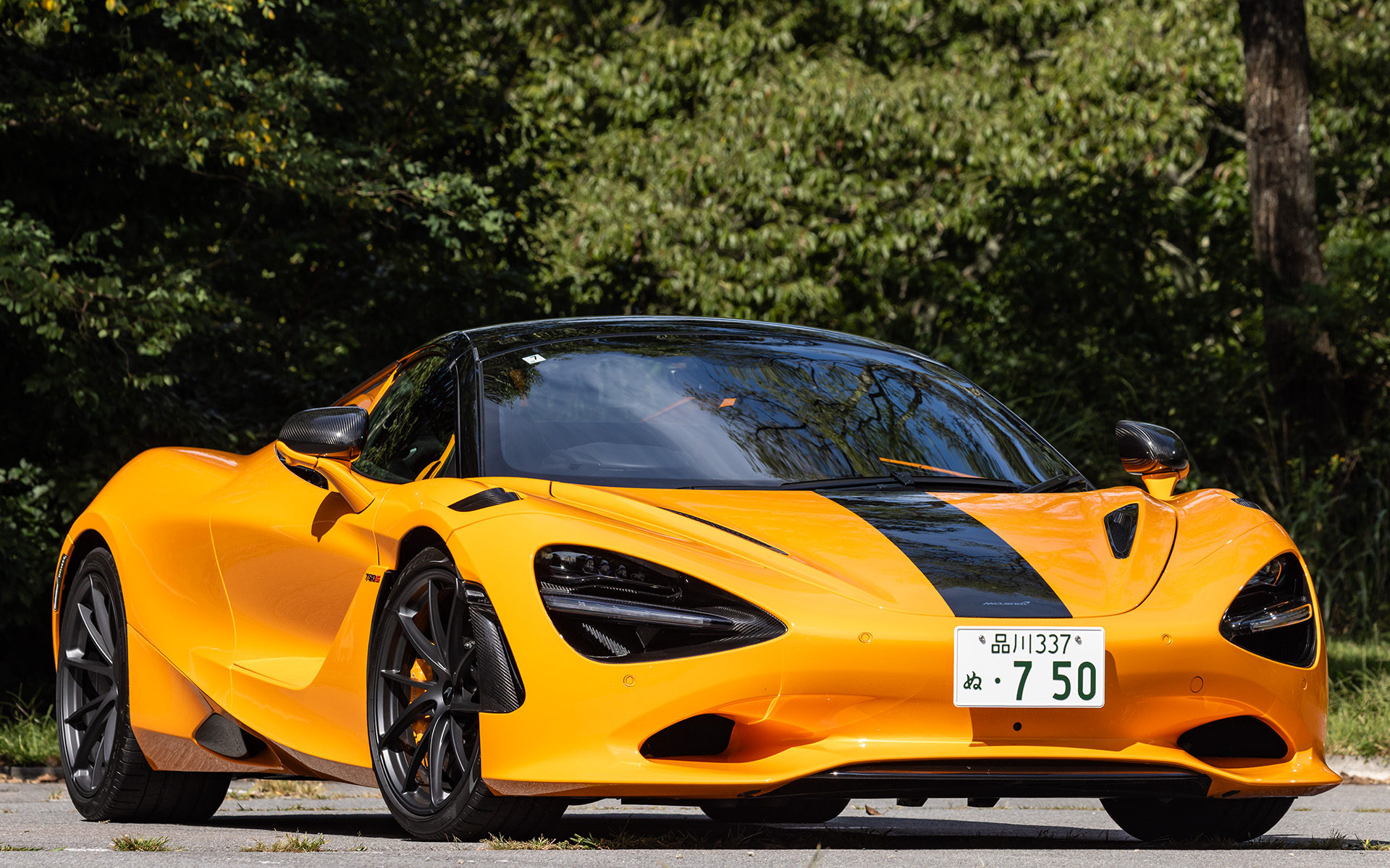 750S スパイダー（ベース価格4570万円）。ボディサイズは4599×1930×1196mm（全長×全幅×全高。全幅はミラーを含まない）、ホイールベースは2670mm。最高出力552kW（750PS）/7500rpm、最大トルク800Nm/5500rpmを発生するV型8気筒 4.0リッターツインターボエンジンをミッドシップに搭載。トランスミッションには7速SSGを採用し、後輪を駆動する。0-100km/h加速は2.8秒、最高速は332km/h