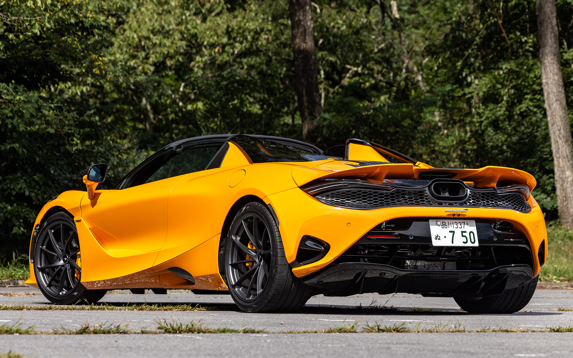 750S スパイダー（ベース価格4570万円）。ボディサイズは4599×1930×1196mm（全長×全幅×全高。全幅はミラーを含まない）、ホイールベースは2670mm。最高出力552kW（750PS）/7500rpm、最大トルク800Nm/5500rpmを発生するV型8気筒 4.0リッターツインターボエンジンをミッドシップに搭載。トランスミッションには7速SSGを採用し、後輪を駆動する。0-100km/h加速は2.8秒、最高速は332km/h