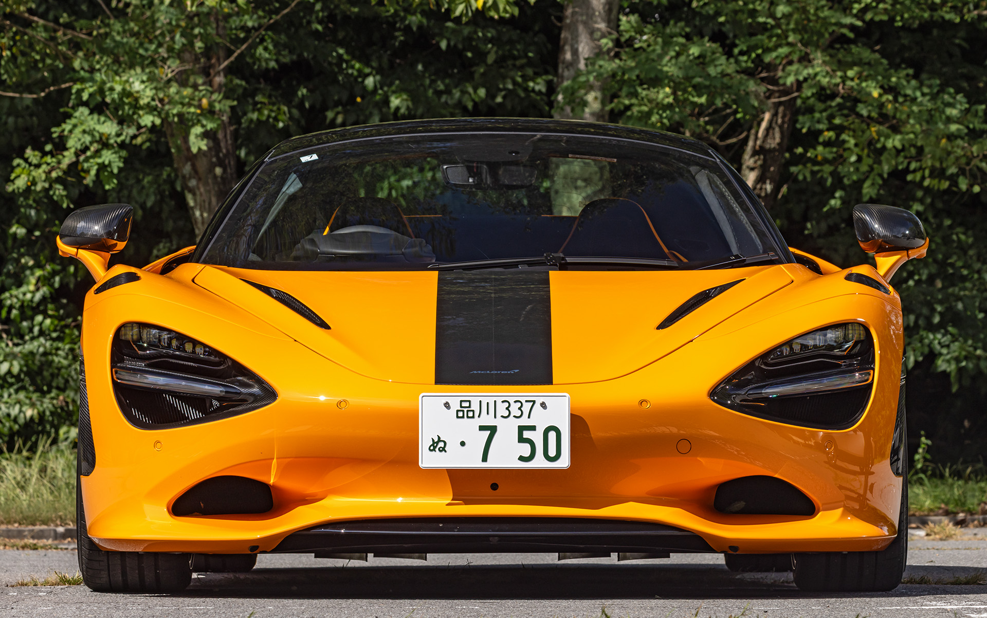 ノーズ下部に大型のフロントスプリッターを採用。ヘッドライトを挟む「アイソケット」インテークを特徴としている。カーボンファイバー製アクティブ・リアウィングを装着し、その下方にセンター出しのエキゾーストが配置される