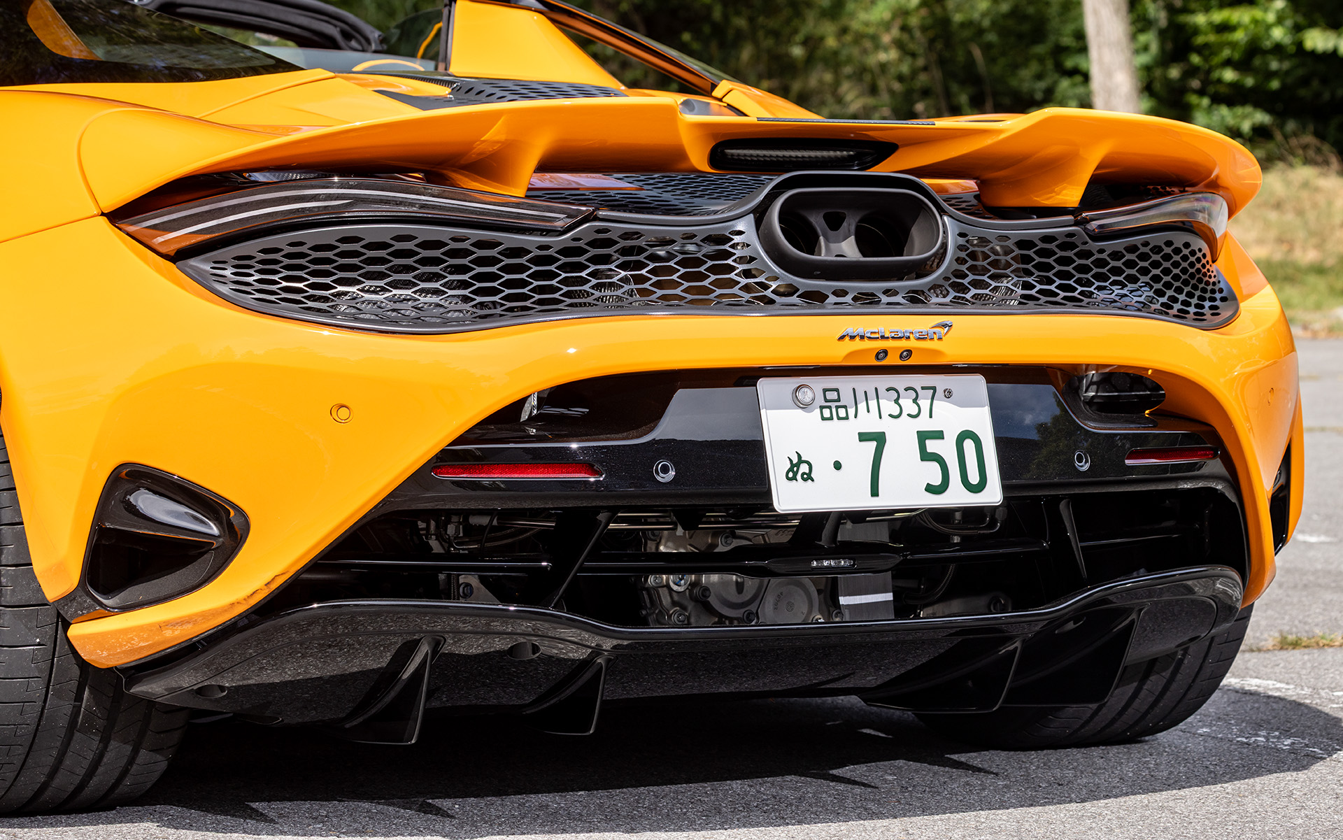 ノーズ下部に大型のフロントスプリッターを採用。ヘッドライトを挟む「アイソケット」インテークを特徴としている。カーボンファイバー製アクティブ・リアウィングを装着し、その下方にセンター出しのエキゾーストが配置される