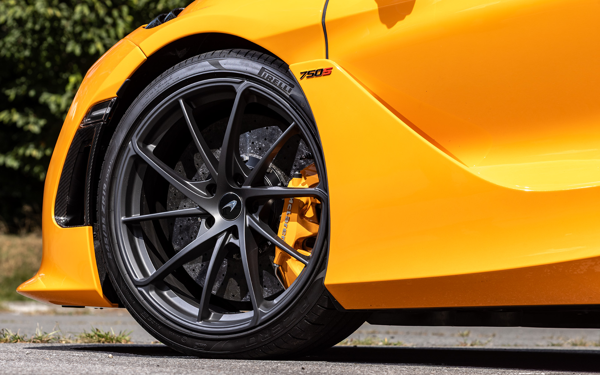 10本スポークの超軽量鍛造アロイ・ホイールに組み合わせるタイヤはピレリ「P ZERO」（フロント245/35R19、リア305/30R20）。オプションで「P ZERO コルサ」「P ZERO トロフェオ・R」も選択可能