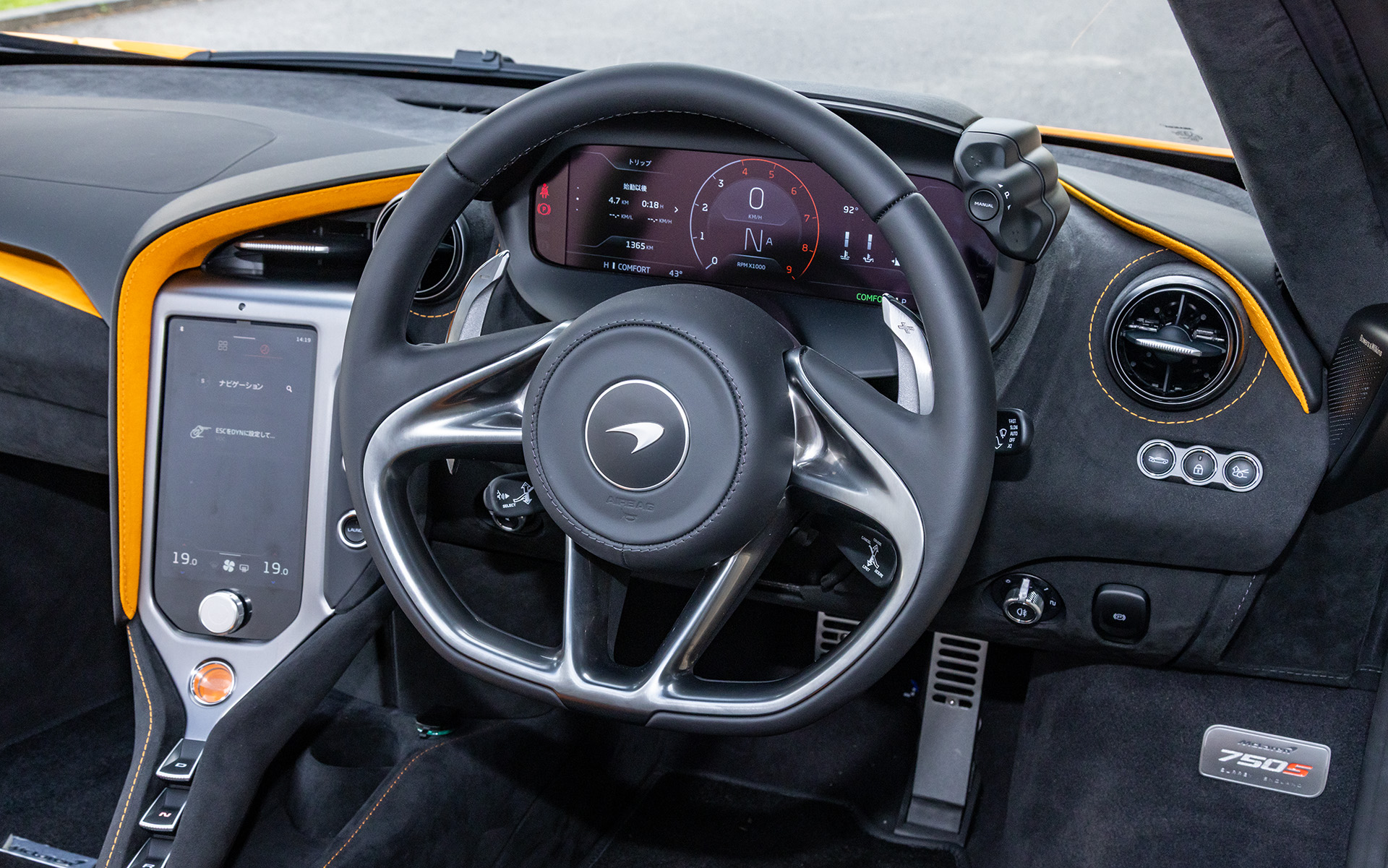 ステアリングからはボタンやスイッチ類が排除され、ドライバーがシャシーや路面から伝わるフィールとフィードバックに集中できるようになっている