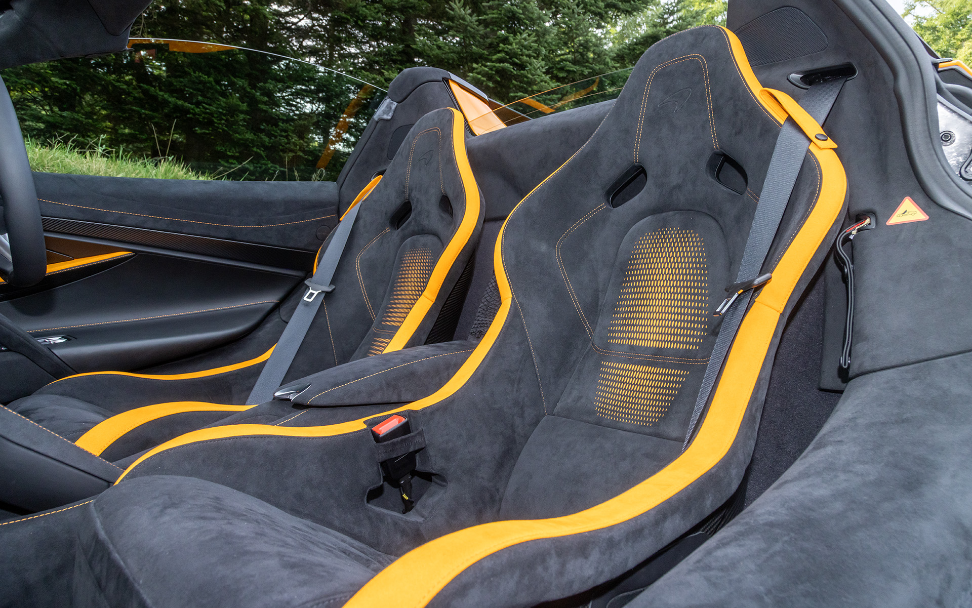 シートはアルカンターラとナッパレザーの組み合わせか、総ナッパレザーかを選択できる