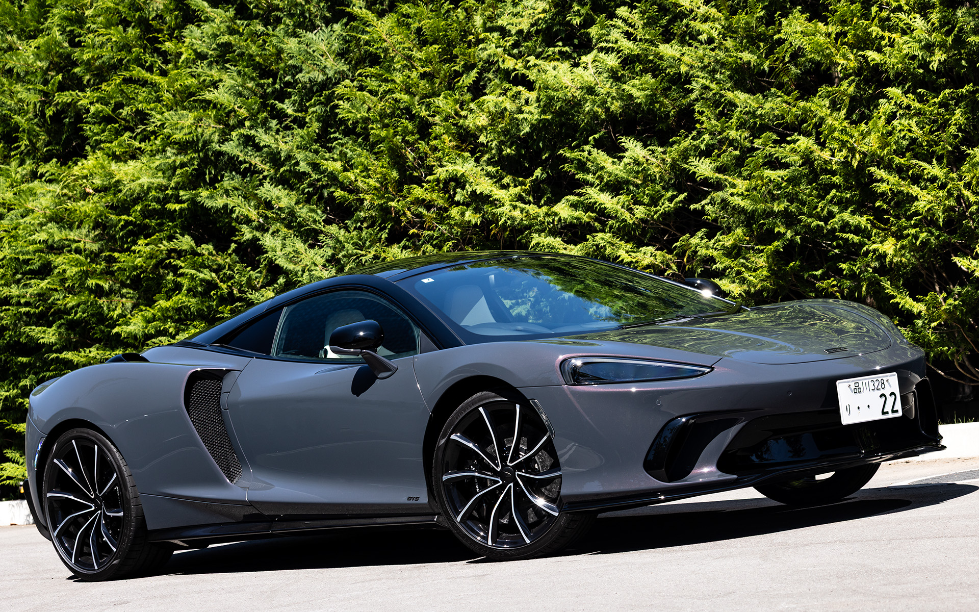 GTS（ベース価格2970万円）。ボディサイズは4683×1925×1213mm（全長×全幅×全高。全幅はミラーを含まない）、ホイールベースは2675mm。最高出力467kW（635PS）/7500rpm、最大トルク630Nm/5500-6500rpmを発生するV型8気筒 4.0リッターツインターボエンジンをミッドシップに搭載。トランスミッションには7速SSGを採用し、後輪を駆動する。0-100km/h加速は3.2秒、最高速は326km/h。カーボンファイバー製シャシーに、日常生活の中での使いやすさを実現するためにファインチューニングが施されている