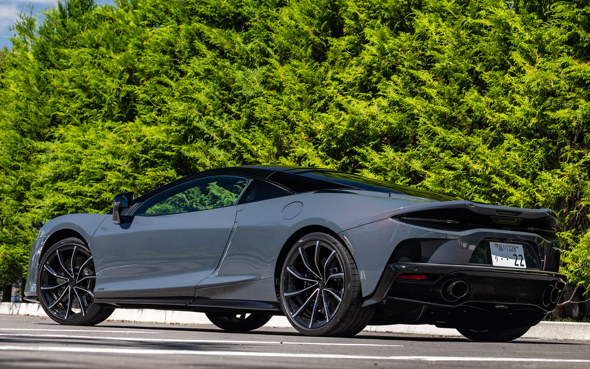 GTS（ベース価格2970万円）。ボディサイズは4683×1925×1213mm（全長×全幅×全高。全幅はミラーを含まない）、ホイールベースは2675mm。最高出力467kW（635PS）/7500rpm、最大トルク630Nm/5500-6500rpmを発生するV型8気筒 4.0リッターツインターボエンジンをミッドシップに搭載。トランスミッションには7速SSGを採用し、後輪を駆動する。0-100km/h加速は3.2秒、最高速は326km/h。カーボンファイバー製シャシーに、日常生活の中での使いやすさを実現するためにファインチューニングが施されている