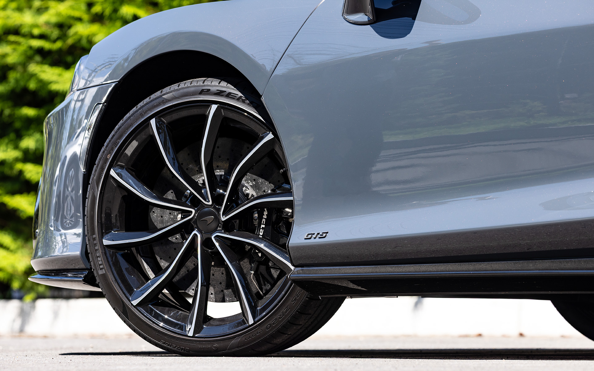 10スポークの鍛造アロイホイールを標準装備。ピレリ「P ZERO」のフロント225/35R20、リア295/30R21を装着する