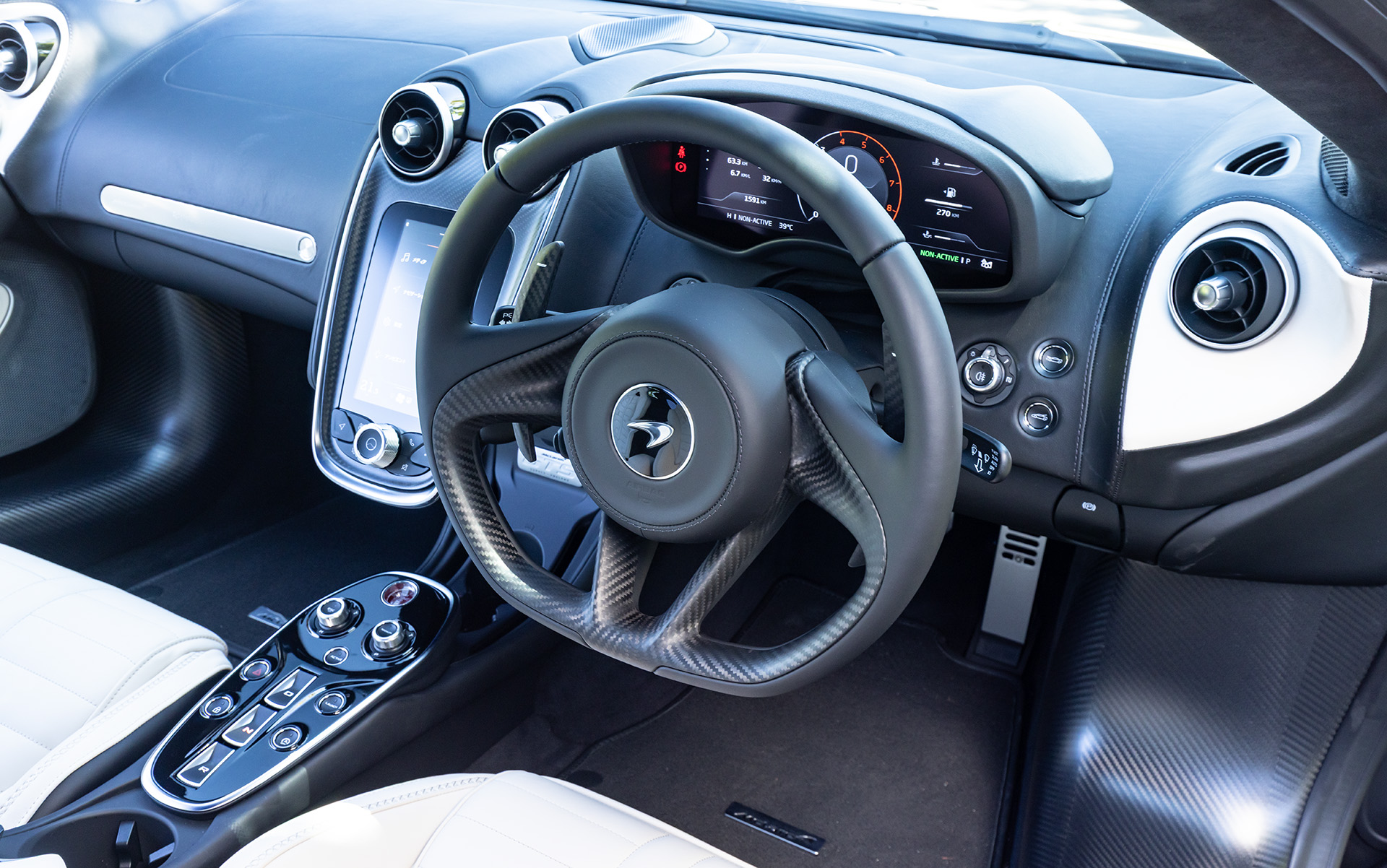 パフォーマンスとラグジュアリーを感じさせる、上質で洗練されたインテリア