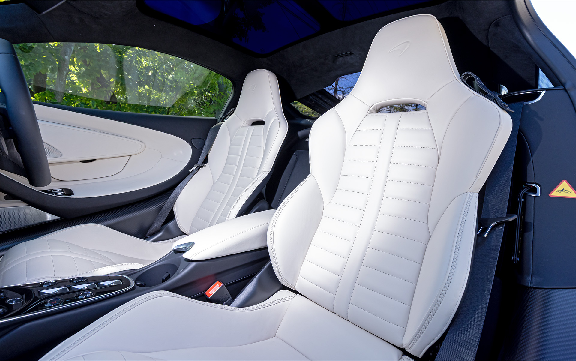 パフォーマンスとラグジュアリーを感じさせる、上質で洗練されたインテリア