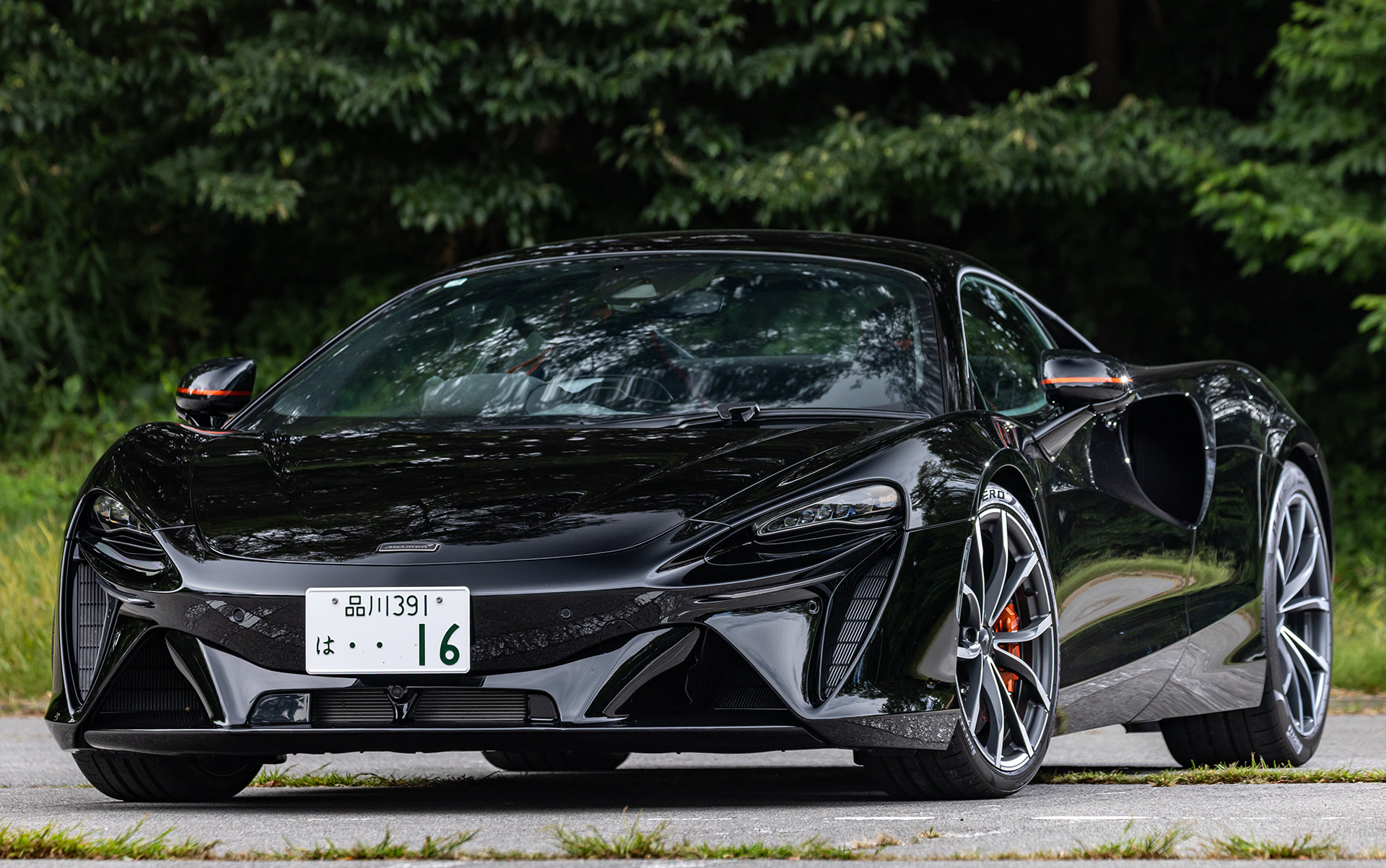 マクラーレン初のシリーズ生産ハイブリッドモデルとなるアルトゥーラ(ベース価格3300万円)。ボディサイズは4540×1915×1195mm(全長×全幅×全高。全幅はミラーを含まない)、ホイールベースは2640mm。ミッドシップに搭載した445kW(585PS)/7500rpm、最大トルク585Nm/2250-7000rpmを発生するV型6気筒 3.0リッターツインターボエンジンと、最高出力95PS、最大トルク225NmのEモーターを組み合わせ、システム最高出力515kW(700PS)、システム最大トルク720Nmを発生する。トランスミッションには8速SSGを採用し、後輪を駆動する。0-100km/h加速は3.0秒、最高速は330km/h(電子的に制御)。マクラーレンがこだわるドライバーとのピュアな一体感とテクノロジーを融合した新世代のハイパフォーマンス・ハイブリッドスーパーカーで、最長33kmのモーター走行を可能としている