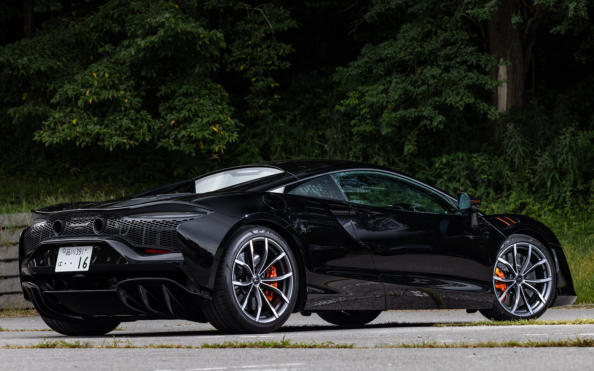 マクラーレン初のシリーズ生産ハイブリッドモデルとなるアルトゥーラ（ベース価格3300万円）。ボディサイズは4540×1915×1195mm（全長×全幅×全高。全幅はミラーを含まない）、ホイールベースは2640mm。ミッドシップに搭載した445kW（585PS）/7500rpm、最大トルク585Nm/2250-7000rpmを発生するV型6気筒 3.0リッターツインターボエンジンと、最高出力95PS、最大トルク225NmのEモーターを組み合わせ、システム最高出力515kW（700PS）、システム最大トルク720Nmを発生する。トランスミッションには8速SSGを採用し、後輪を駆動する。0-100km/h加速は3.0秒、最高速は330km/h（電子的に制御）。マクラーレンがこだわるドライバーとのピュアな一体感とテクノロジーを融合した新世代のハイパフォーマンス・ハイブリッドスーパーカーで、最長33kmのモーター走行を可能としている