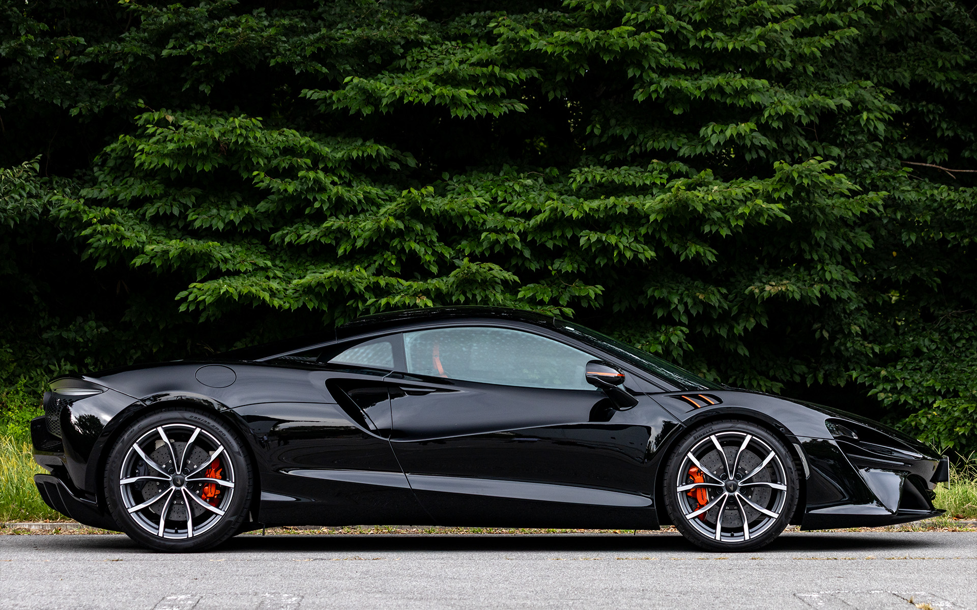 “シュリンクラップド”（包装）のようなエクステリアは、ボディのシャットラインやパネル接合部を最小限に抑えられ、空力性能と冷却のために気流を整え、パフォーマンスを最大化するように造形されている